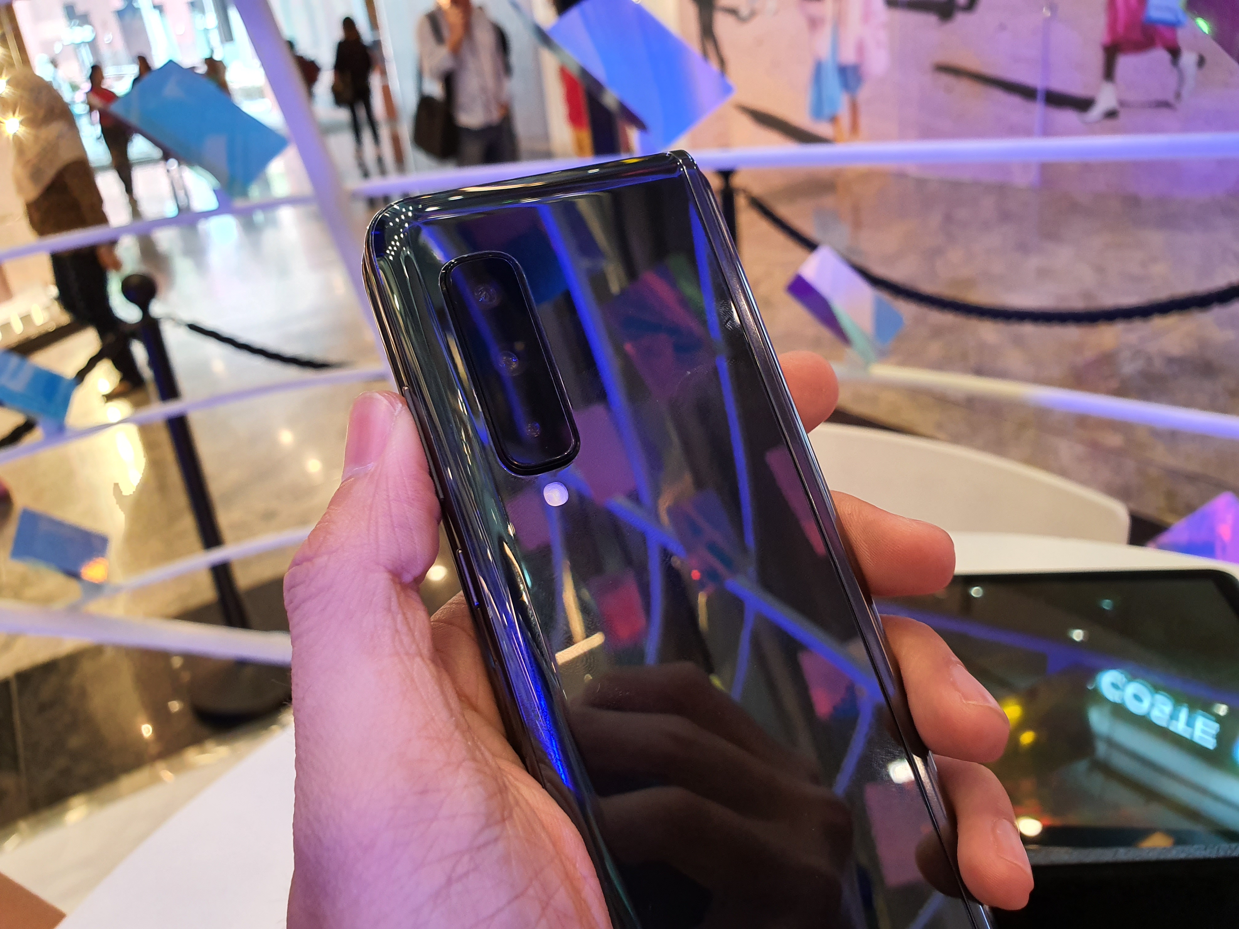 Sforum - Trang thông tin công nghệ mới nhất 20190919_142741 Trên tay Galaxy Fold: Màn hình Sforum - Trang thông tin công nghệ mới nhất 20190919_142741 Trên tay Galaxy Fold: Màn hình