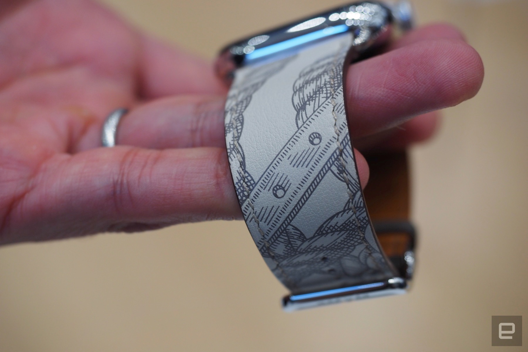 Sforum - Trang thông tin công nghệ mới nhất apple-watch-1-10 Trên tay Apple Watch Series 5: Màn hình Always-On công nghệ 1Hz, tuỳ chọn titanium và gốm, giá từ 399 đô Sforum - Trang thông tin công nghệ mới nhất apple-watch-1-10 Trên tay Apple Watch Series 5: Màn hình Always-On công nghệ 1Hz, tuỳ chọn titanium và gốm, giá từ 399 đô