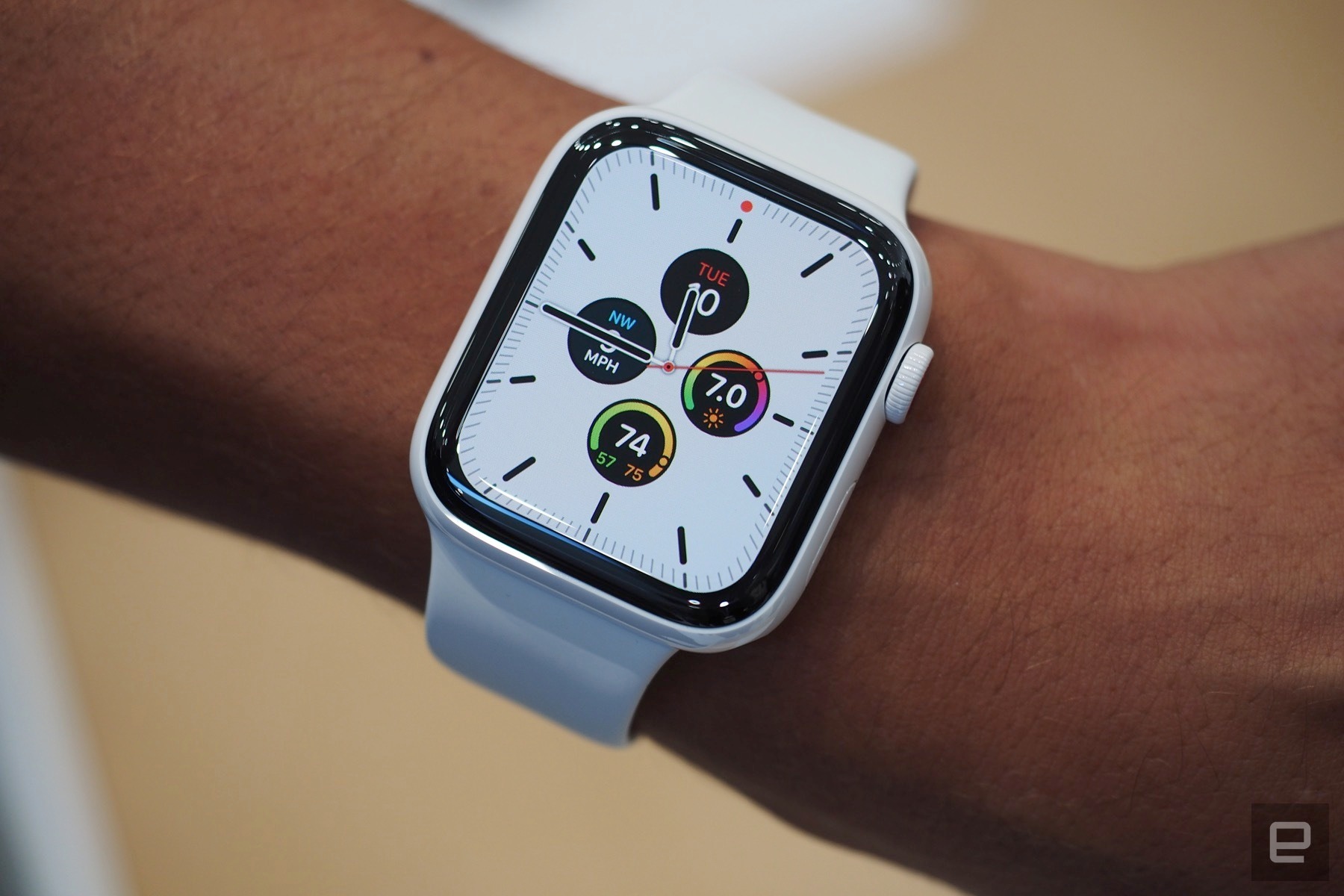 Sforum - Trang thông tin công nghệ mới nhất apple-watch-1-2 Trên tay Apple Watch Series 5: Màn hình Always-On công nghệ 1Hz, tuỳ chọn titanium và gốm, giá từ 399 đô Sforum - Trang thông tin công nghệ mới nhất apple-watch-1-2 Trên tay Apple Watch Series 5: Màn hình Always-On công nghệ 1Hz, tuỳ chọn titanium và gốm, giá từ 399 đô