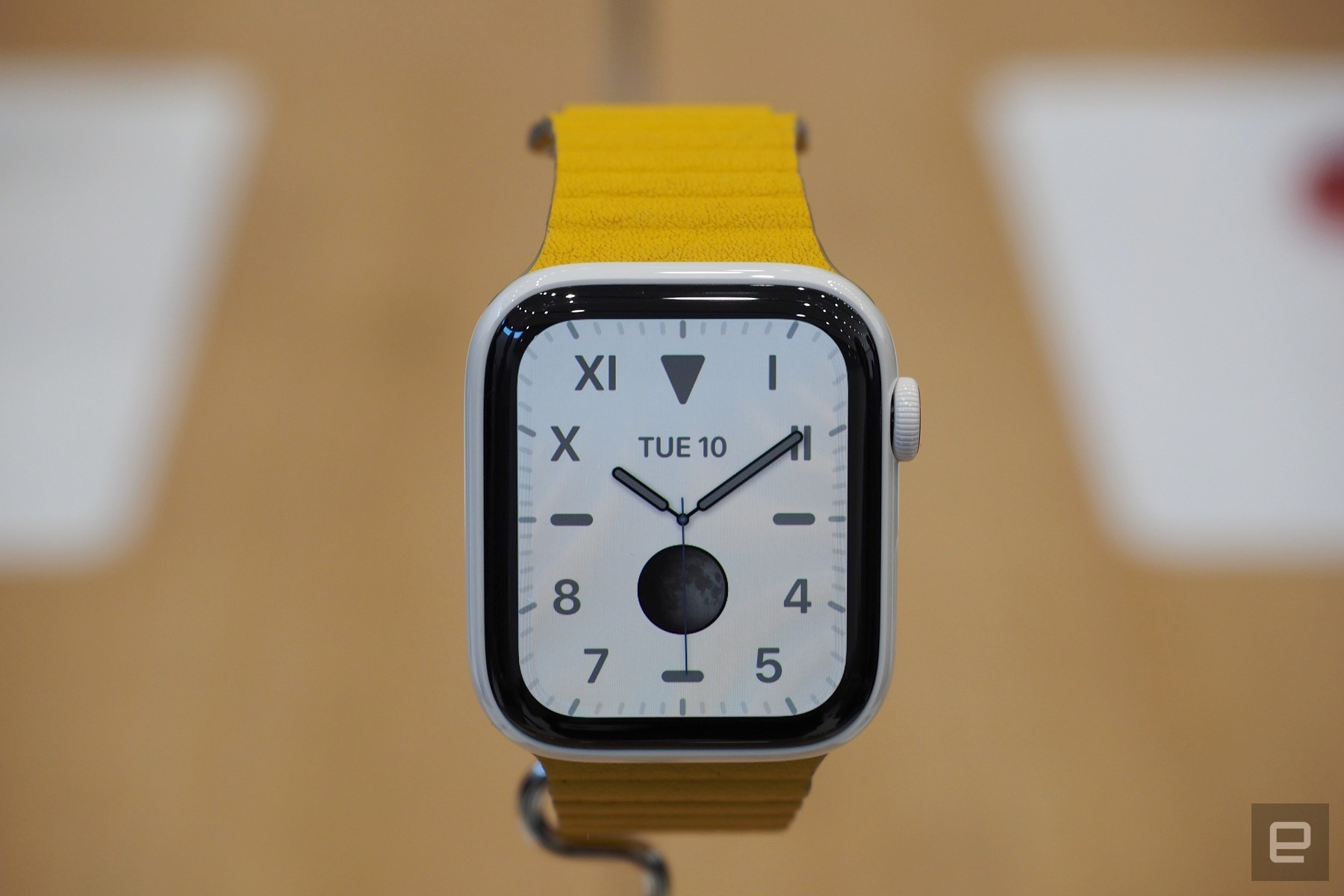 Sforum - Trang thÃ´ng tin cÃ´ng nghá» má»i nháº¥t apple-watch-1-4 TrÃªn tay Apple Watch Series 5: MÃn hÃ¬nh Always-On cÃ´ng nghá» 1Hz, tuá»³ chá»n titanium vÃ gá»m, giÃ¡ tá»« 399 ÄÃ´ 