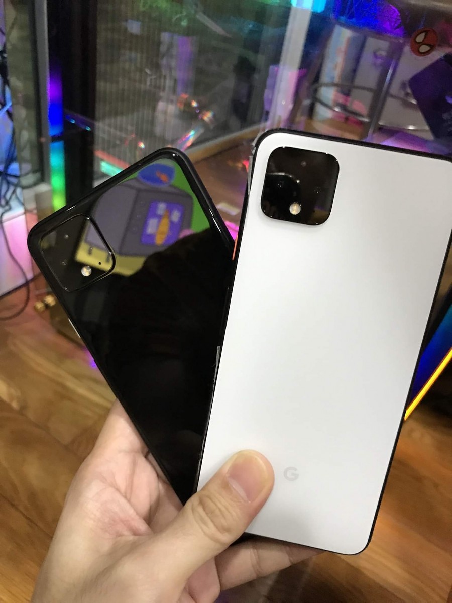 Sforum - Trang thông tin công nghệ mới nhất pixel4-3 Pixel 4 XL màu Trắng và Đen cùng xuất hiện trên tay người dùng 