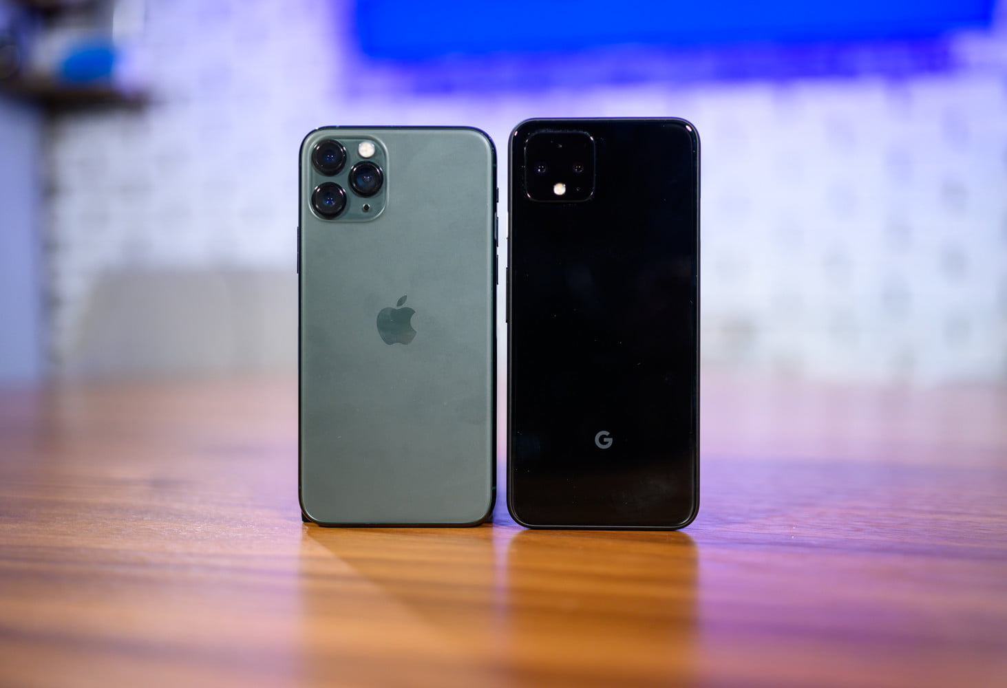 Sforum - Trang thông tin công nghệ mới nhất iphone-11-pro-and-pixel-4-hero Sai lầm lớn nhất trong chiến lược của Google: Đối đầu trực tiếp với Apple Sforum - Trang thông tin công nghệ mới nhất iphone-11-pro-and-pixel-4-hero Sai lầm lớn nhất trong chiến lược của Google: Đối đầu trực tiếp với Apple