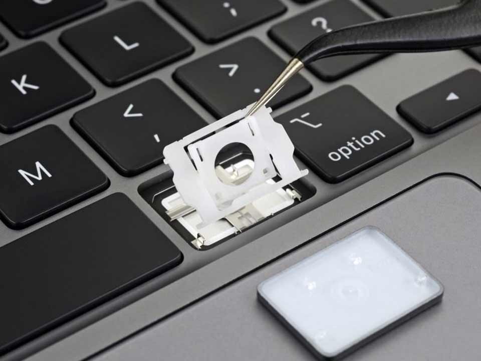 Sforum - Trang thông tin công nghệ mới nhất MBP-16-inch-02 iFixit chia sẻ đầy đủ hình ảnh "mổ xẻ" MacBook Pro 16 inch: Hệ thống loa mới, dung lượng pin lớn hơn,...  