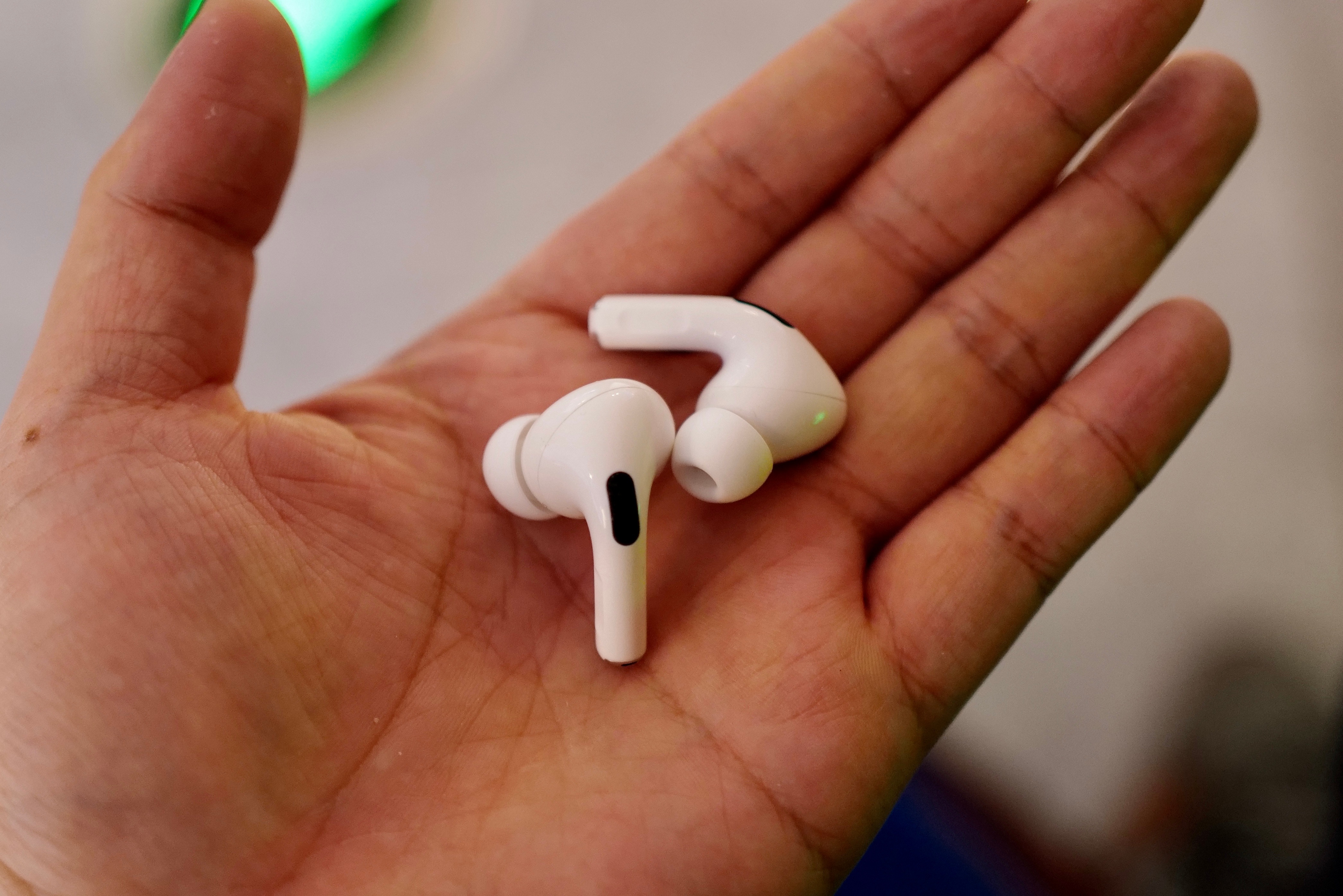 Sforum - Trang thông tin công nghệ mới nhất airpods-2-1 Đặt trước tai nghe AirPods Pro tại CellphoneS nhận quà hấp dẫn, có cả thu cũ đổi mới 