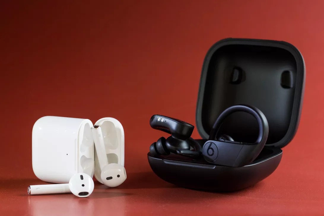 Sforum - Trang thông tin công nghệ mới nhất airpods-vs-powerbeats-1 Tai nghe không dây Apple AirPods sẽ đạt doanh số gấp đôi trong năm 2019, lên 60 triệu chiếc 