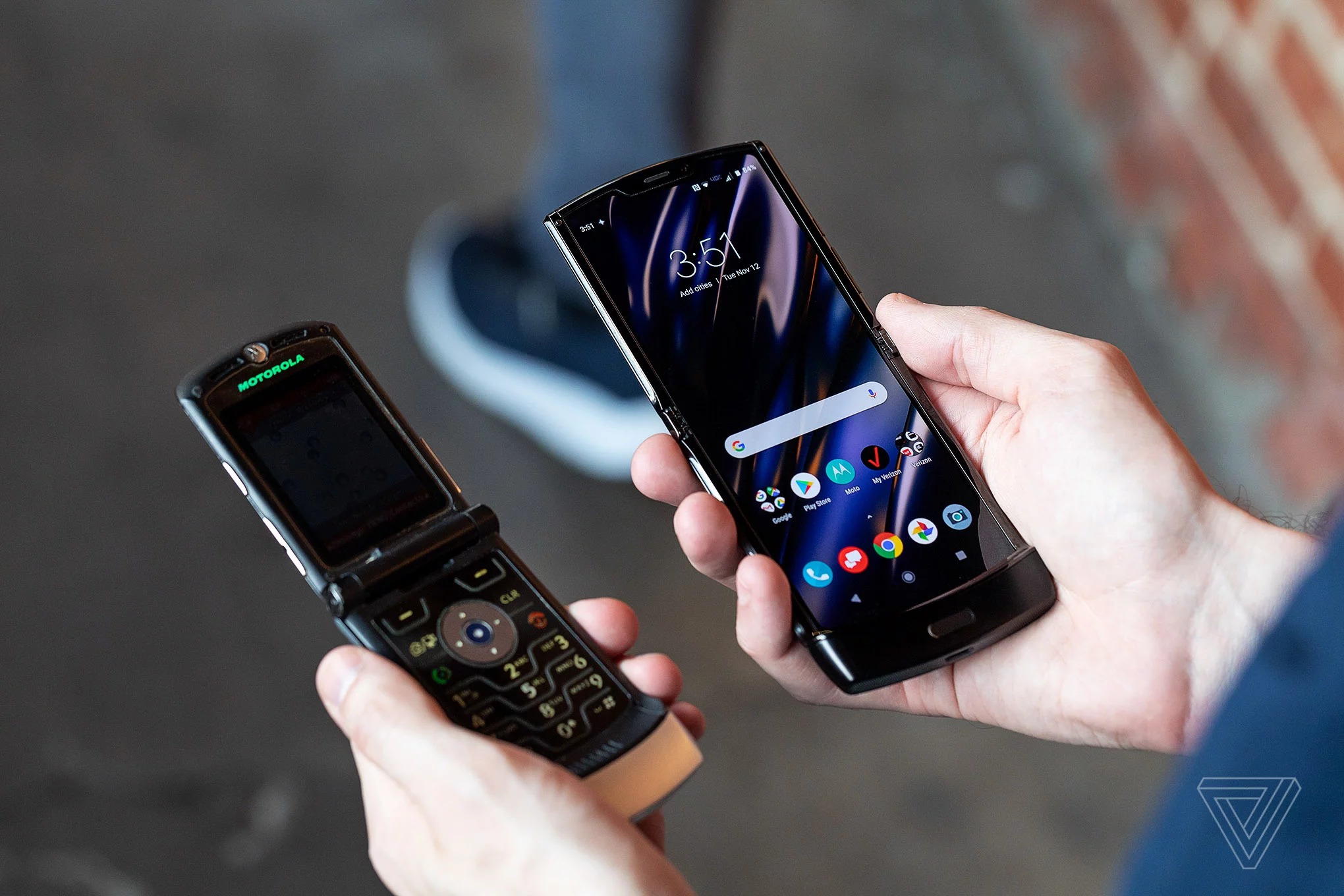 Motorola Razr mở đầu cơn sốt điện thoại gập mỏng nhẹ