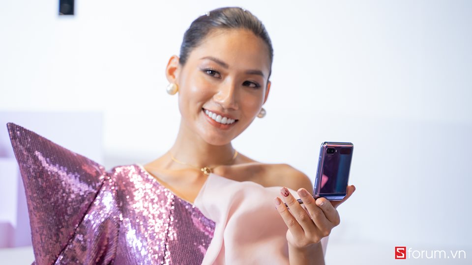 Sforum - Trang thông tin công nghệ mới nhất Galaxy-Z-Flip-ra-mat-tai-Viet-Nam-3 Samsung chính thức ra mắt smartphone màn hình gập Galaxy Z Flip tại Việt Nam, giá 36 triệu Sforum - Trang thông tin công nghệ mới nhất Galaxy-Z-Flip-ra-mat-tai-Viet-Nam-3 Samsung chính thức ra mắt smartphone màn hình gập Galaxy Z Flip tại Việt Nam, giá 36 triệu