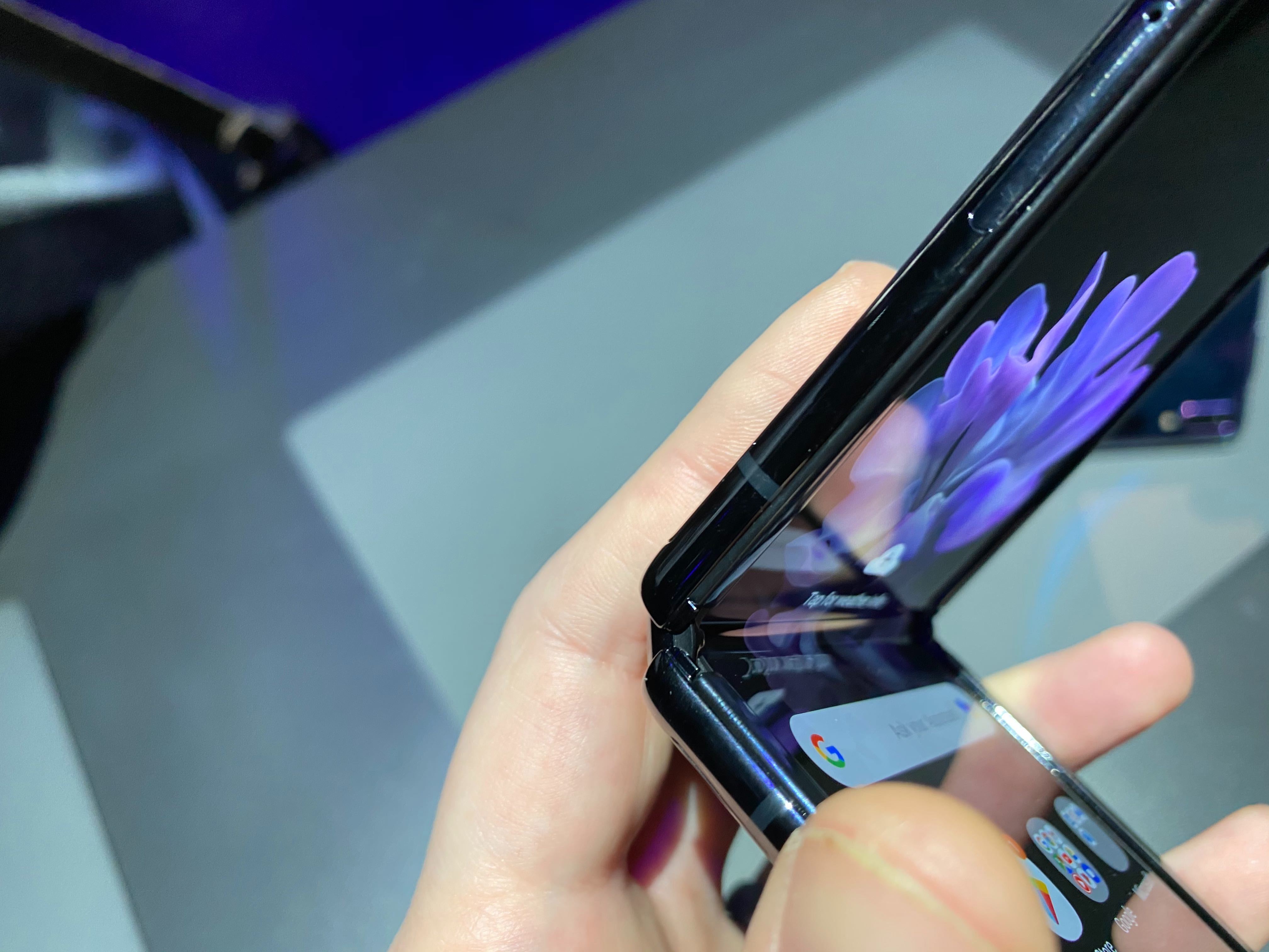 Cận cảnh Galaxy Z Flip: Smartphone màn hình gập 