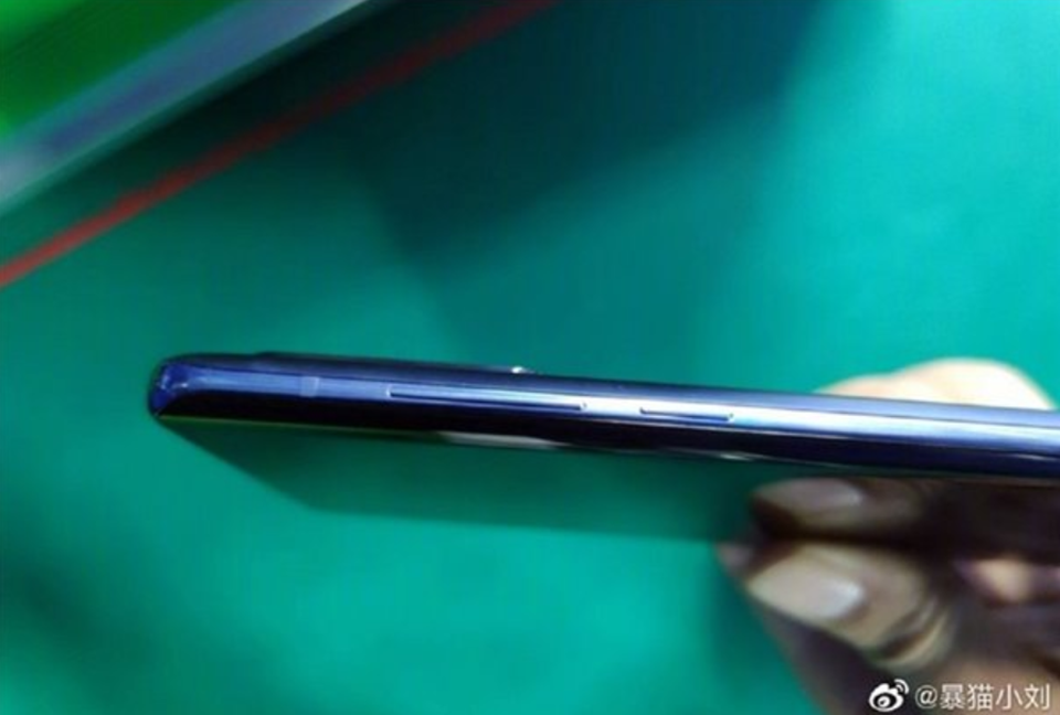 Sforum - Trang thông tin công nghệ mới nhất Xiaomi-Mi-10-lo-anh-5 Những hình ảnh trên tay thực tế Mi 10 Pro xuất hiện, xác nhận sạc nhanh 65W, ra mắt ngày 18/02 