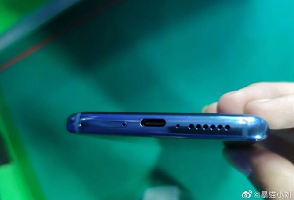 Sforum - Trang thông tin công nghệ mới nhất Xiaomi-Mi-10-lo-anh-6 Những hình ảnh trên tay thực tế Mi 10 Pro xuất hiện, xác nhận sạc nhanh 65W, ra mắt ngày 18/02 