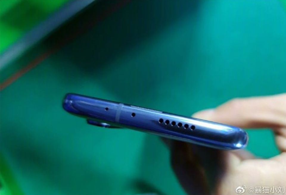 Sforum - Trang thông tin công nghệ mới nhất Xiaomi-Mi-10-lo-anh-7 Những hình ảnh trên tay thực tế Mi 10 Pro xuất hiện, xác nhận sạc nhanh 65W, ra mắt ngày 18/02 