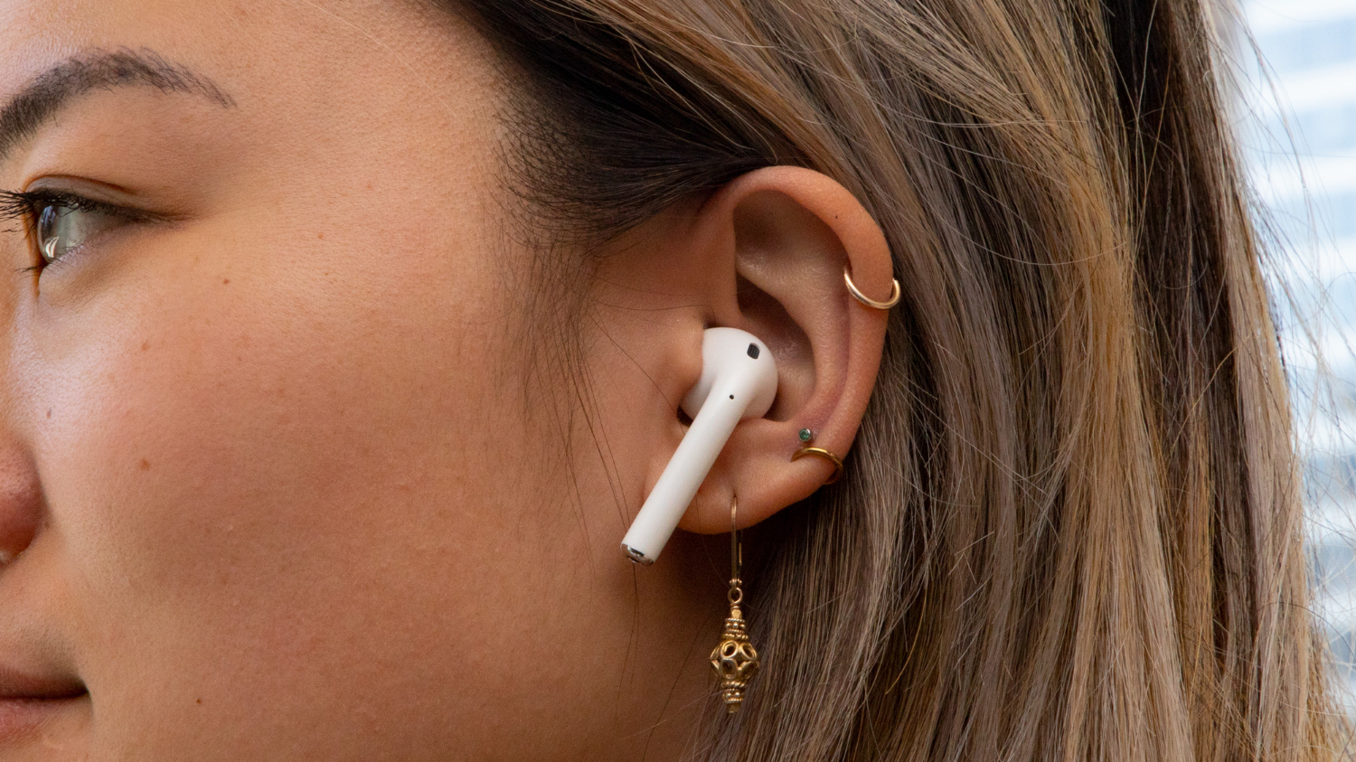 Sforum - Trang thông tin công nghệ mới nhất apple-airpods-2-1 Gợi ý 4 món đồ công nghệ phù hợp dành tặng Sforum - Trang thông tin công nghệ mới nhất apple-airpods-2-1 Gợi ý 4 món đồ công nghệ phù hợp dành tặng