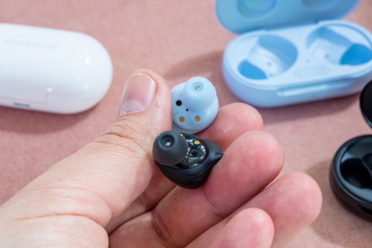 Sforum - Trang thông tin công nghệ mới nhất gsmarena_006 Cận cảnh Galaxy Buds+: Bản nâng cấp nhiều tính năng của Galaxy Buds Sforum - Trang thông tin công nghệ mới nhất gsmarena_006 Cận cảnh Galaxy Buds+: Bản nâng cấp nhiều tính năng của Galaxy Buds