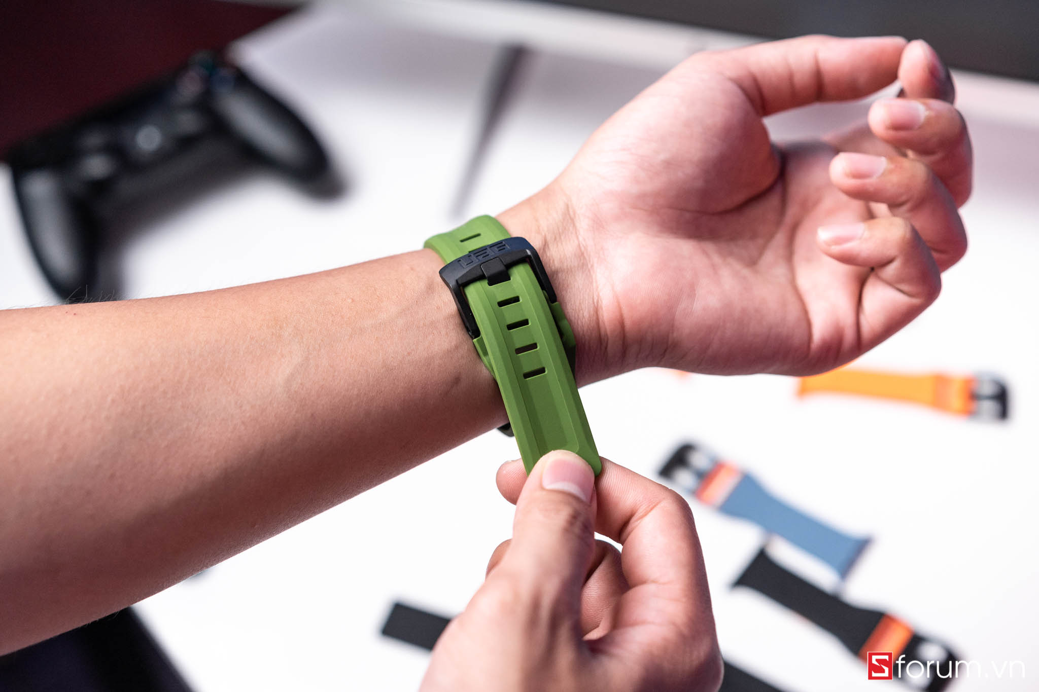 Sforum - Trang thông tin công nghệ mới nhất UAG-Apple-Watch-22 Giới thiệu dây đeo UAG cho Apple Watch 42, 44mm: Đẹp mắt, cá tính, bền bỉ, nhiều lựa chọn cho từng mức giá Sforum - Trang thông tin công nghệ mới nhất UAG-Apple-Watch-22 Giới thiệu dây đeo UAG cho Apple Watch 42, 44mm: Đẹp mắt, cá tính, bền bỉ, nhiều lựa chọn cho từng mức giá