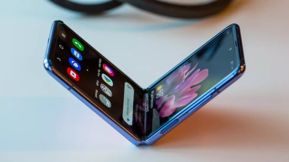 Samsung đang phát triển smartphone màn hình gập giá rẻ, tương tự Galaxy ...