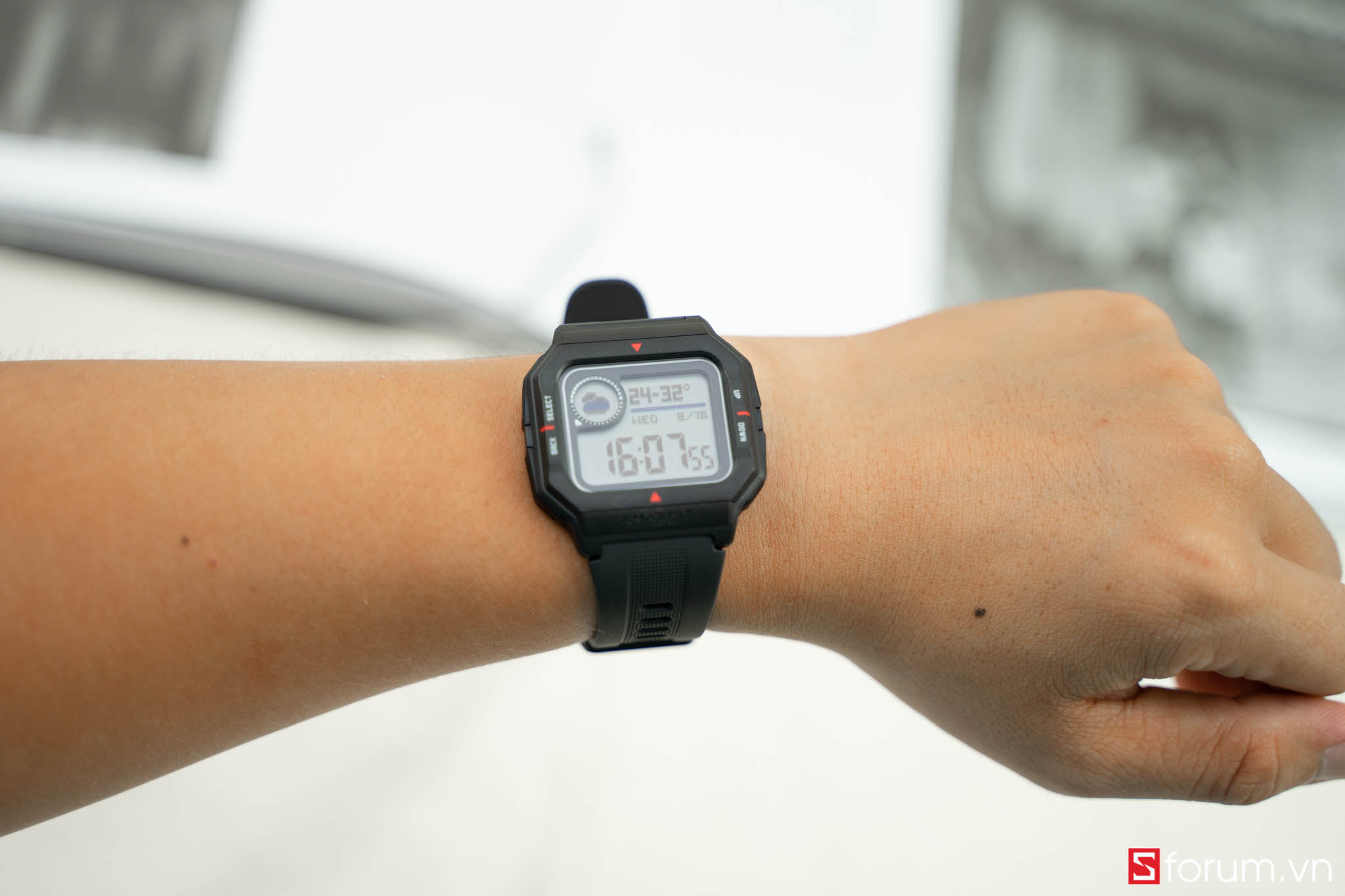 Trên tay và đánh giá nhanh Amazfit Neo: Smartwatch dành cho người thích cổ điển, chống nước độ sâu 30m, màn hình cực kỳ tiết kiệm pin