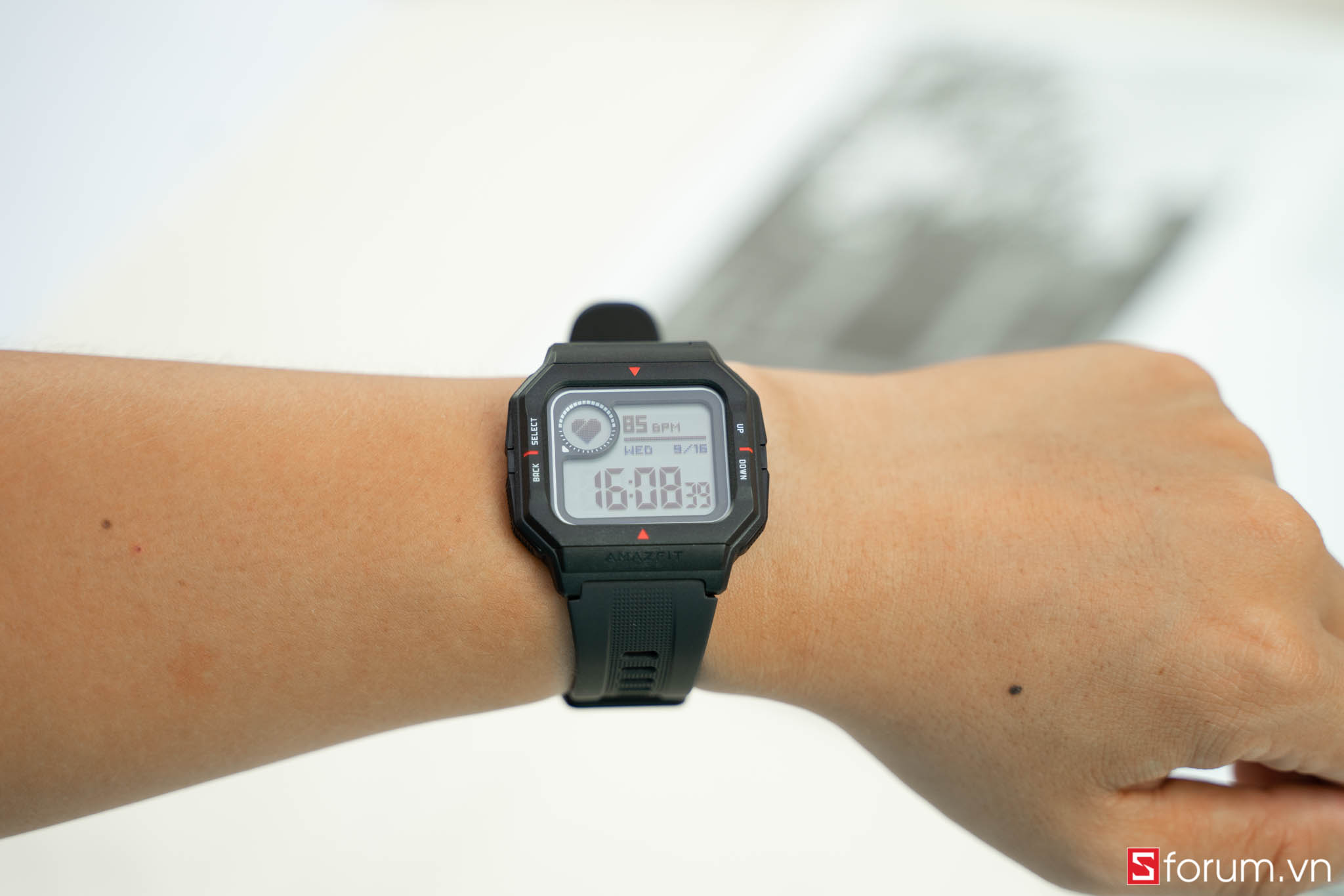 Trên tay và đánh giá nhanh Amazfit Neo: Smartwatch dành cho người thích cổ điển, chống nước độ sâu 30m, màn hình cực kỳ tiết kiệm pin