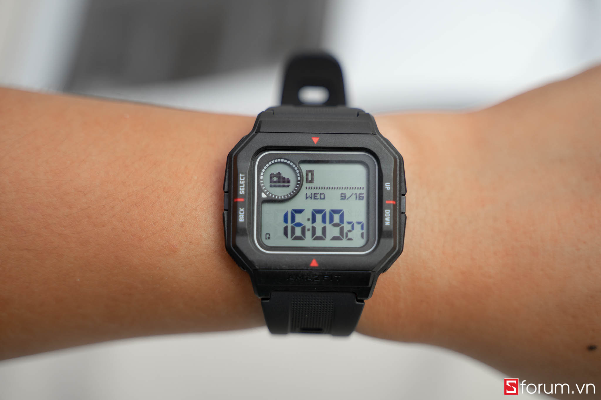Trên tay và đánh giá nhanh Amazfit Neo: Smartwatch dành cho người thích cổ điển, chống nước độ sâu 30m, màn hình cực kỳ tiết kiệm pin
