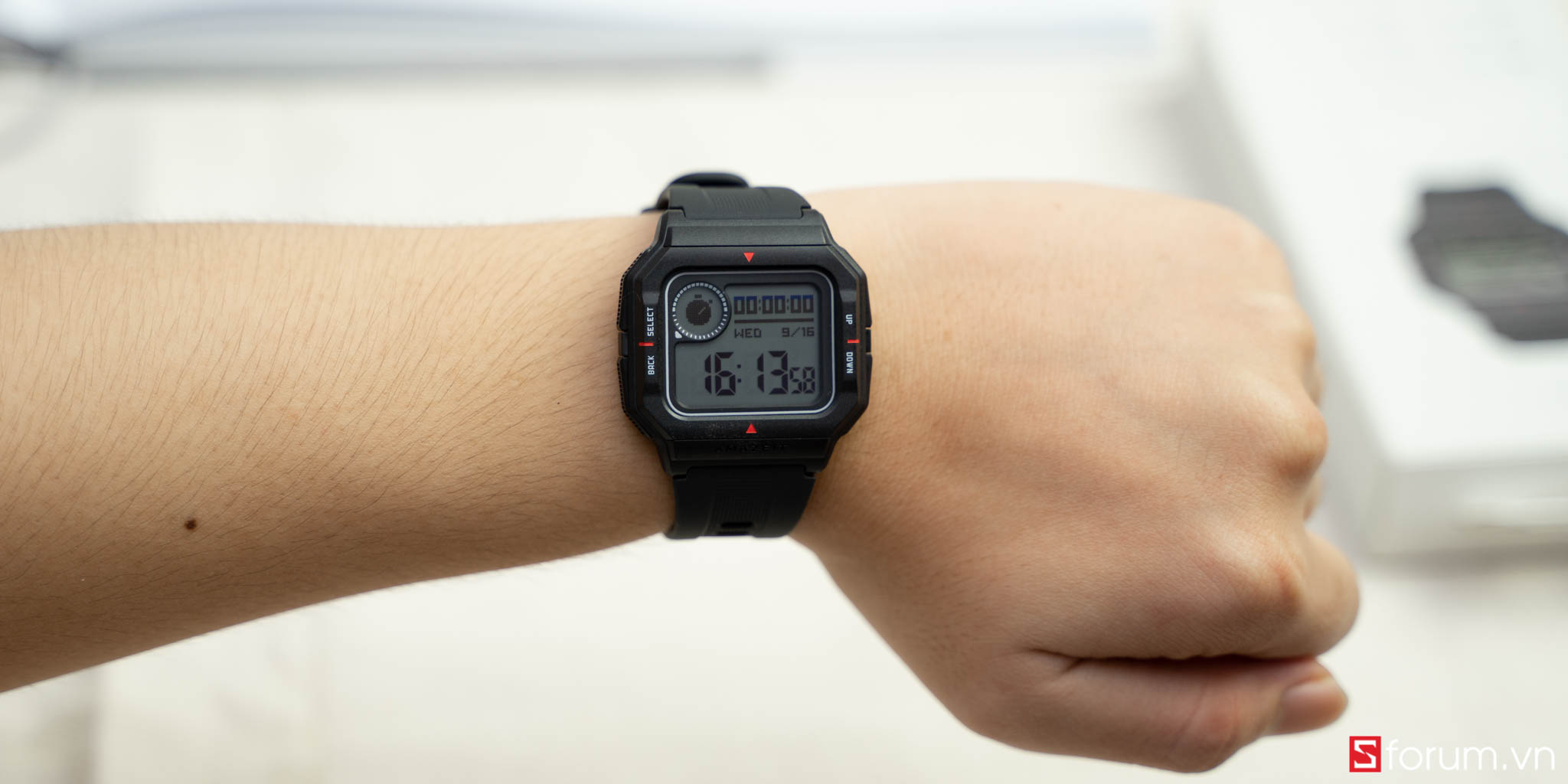 Trên tay và đánh giá nhanh Amazfit Neo: Smartwatch dành cho người thích cổ điển, chống nước độ sâu 30m, màn hình cực kỳ tiết kiệm pin