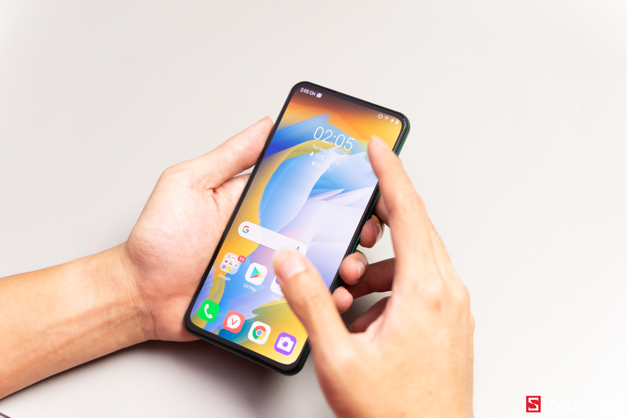 Mổ bụng Vsmart Aris Pro: Smartphone có camera ẩn đầu tiên của Việt Nam có gì đặc biệt?