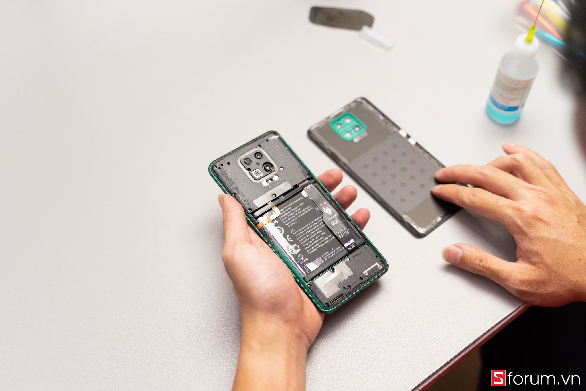 Mổ bụng Vsmart Aris Pro: Smartphone có camera ẩn đầu tiên của Việt Nam có gì đặc biệt?