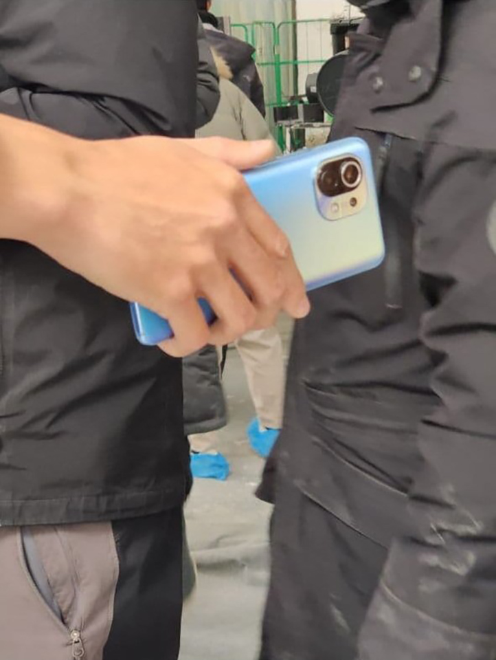 Sforum - Trang thông tin công nghệ mới nhất Mi-11-blue-leak-1 Xiaomi Mi 11 tiếp tục lộ ảnh thực tế với tùy chọn màu xanh mới 