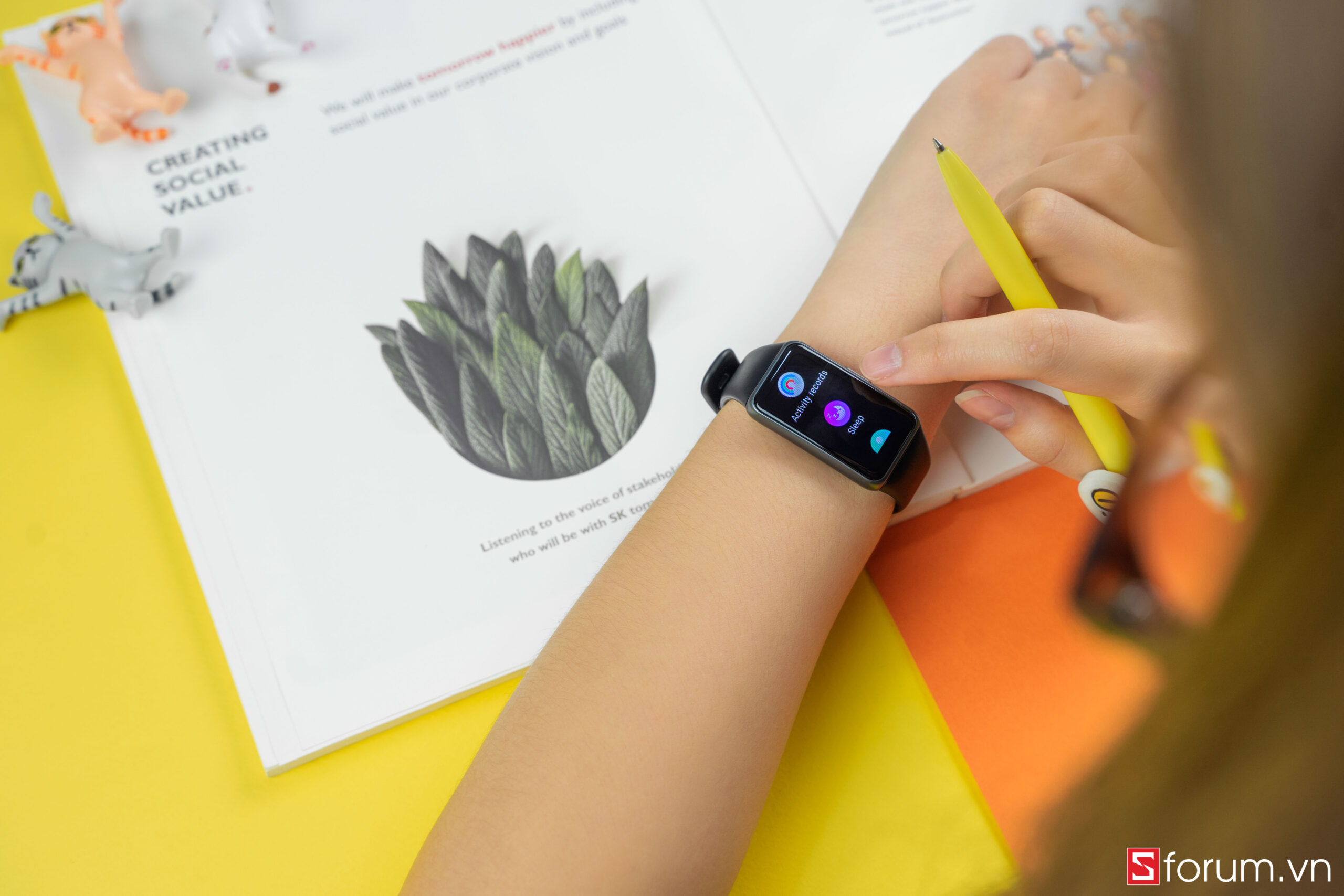 Sforum - Trang thông tin công nghệ mới nhất huawei-band-6-14-scaled Mở hộp Huawei Band 6: Màn hình lớn sắc nét, trang bị cảm biến SpO2, pin 2 tuần, giá 1.4 triệu mua tại CellphoneS để có giá tốt hơn 
