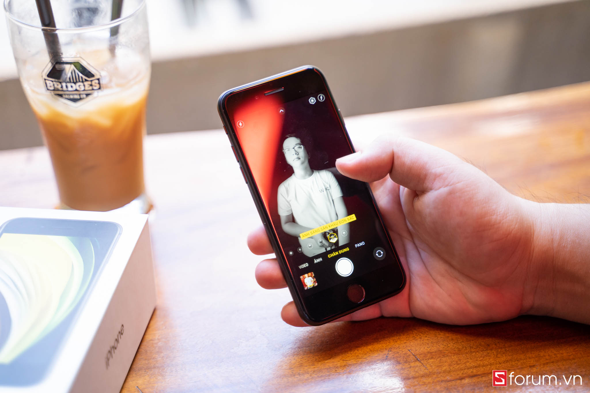 iPhone SE 2020 hay Android cận cao cấp?