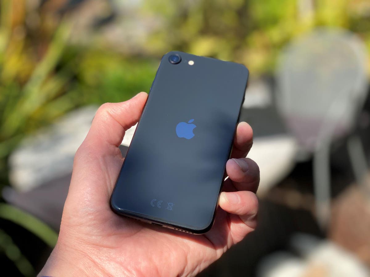 Sforum - Trang thông tin công nghệ mới nhất iphone-se-review Tư vấn chọn mua iPhone cũ, like new, những lưu ý khi chọn mua và cách kiểm tra chuẩn nhất 