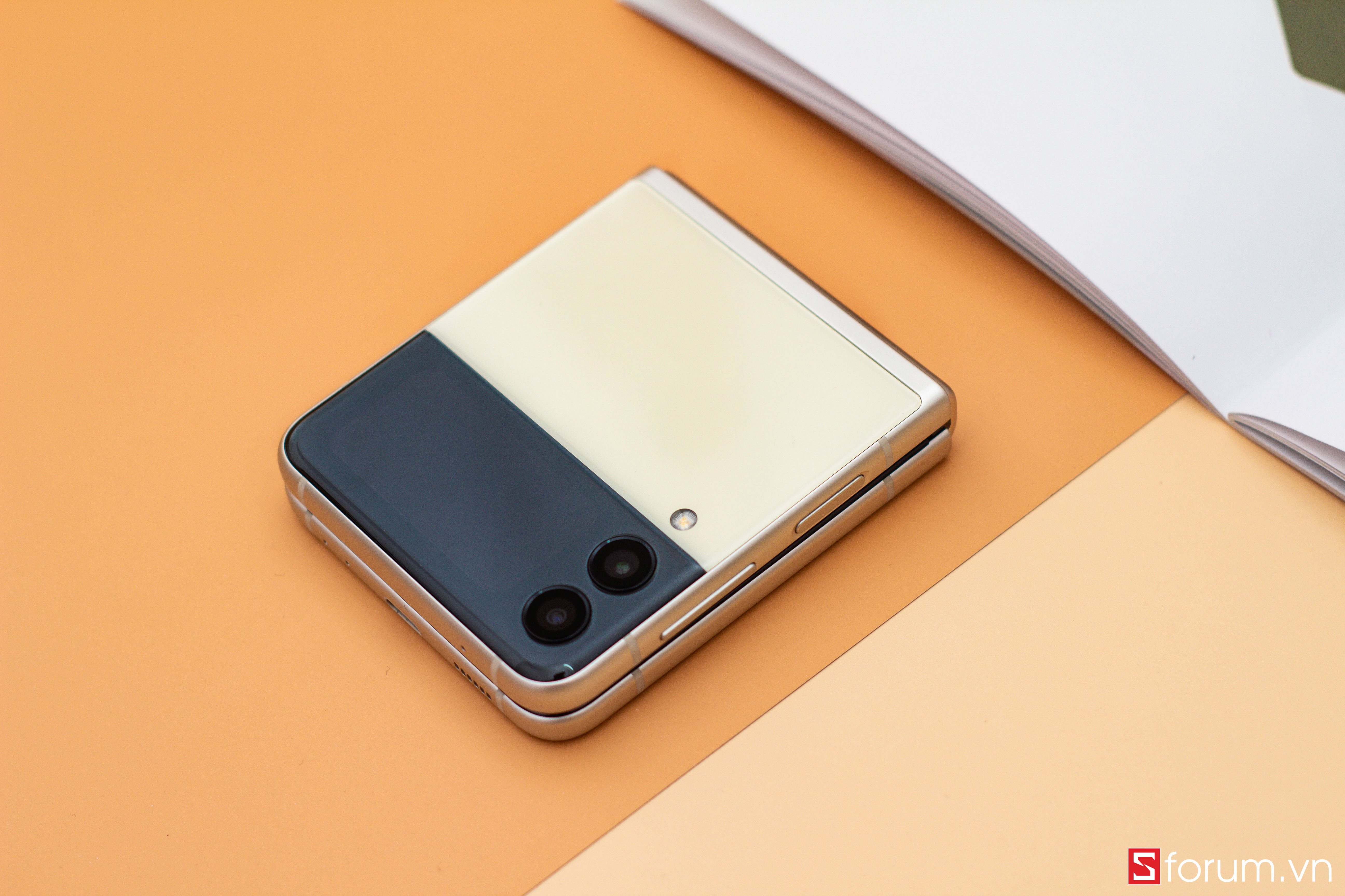 Sforum - Trang thông tin công nghệ mới nhất galaxy-z-flip3-1-1-scaled Trên tay Galaxy Z Flip3 5G: Siêu phẩm màn hình gập mới của Samsung có gì hấp dẫn? 