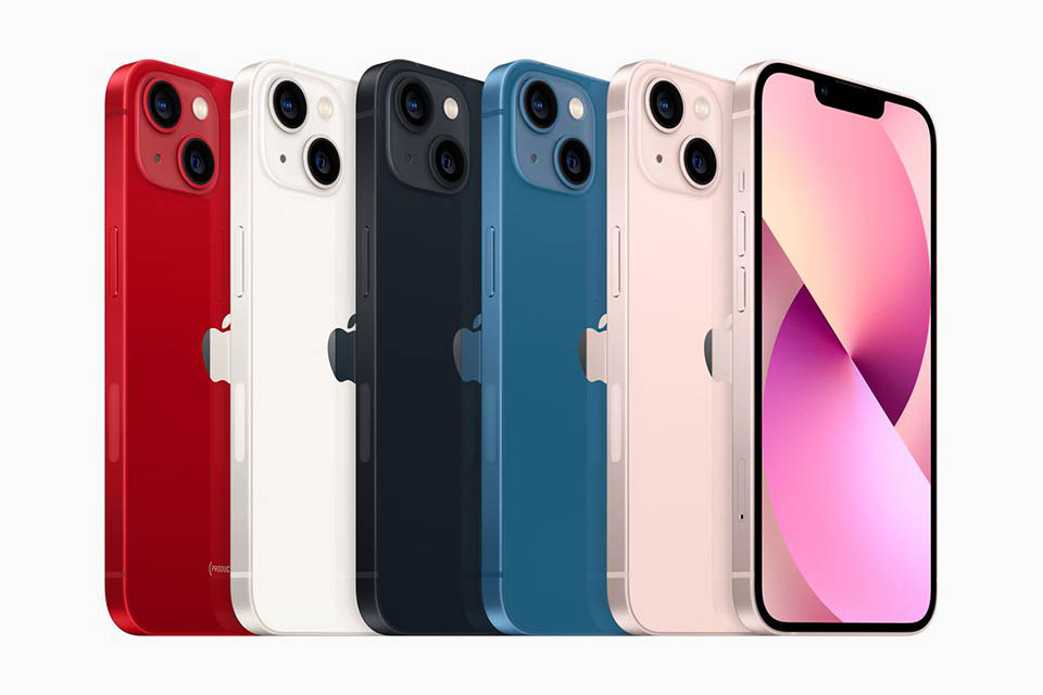 Sforum - Trang thông tin công nghệ mới nhất iPhone-13-mini-vs-iPhone-13-5 So sánh iPhone 13 mini và iPhone 13: Mua phiên bản nào hợp lý hơn? 