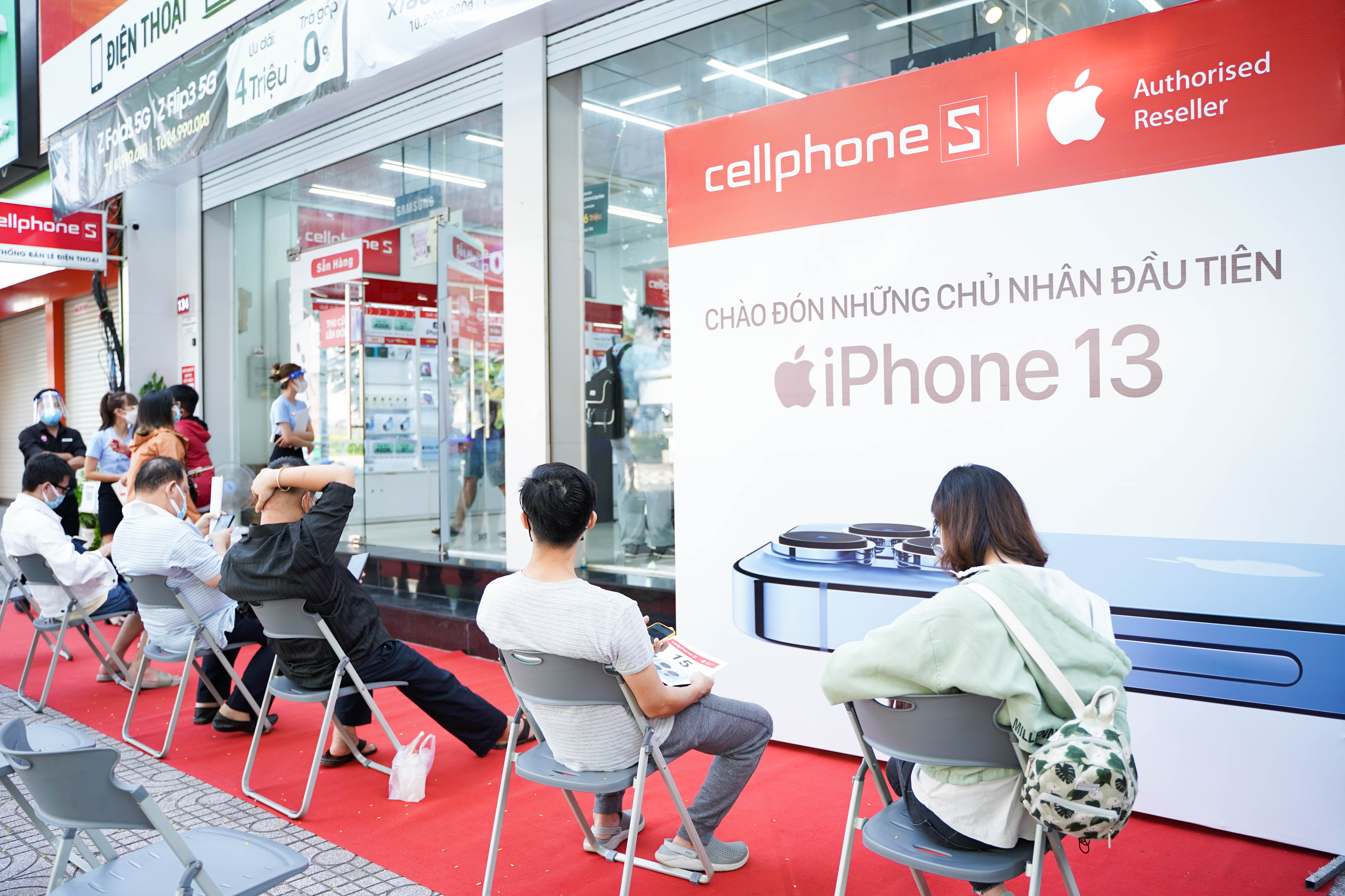 Sforum - Trang thông tin công nghệ mới nhất DSC00069-scaled CellphoneS ngày đầu mở bán iPhone 13: Đã giao hơn 3000 máy, iPhone 13 Pro Max và iPhone 13 hồng cháy hàng liên tục 
