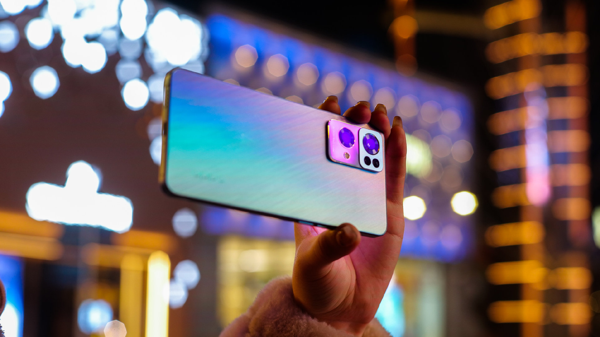 Sforum - Trang thông tin công nghệ mới nhất 006rUXYjly1gwrl082zaxj31hf0u045b Trên tay OPPO Reno7 Pro: Thiết kế viền vuông, mặt lưng 