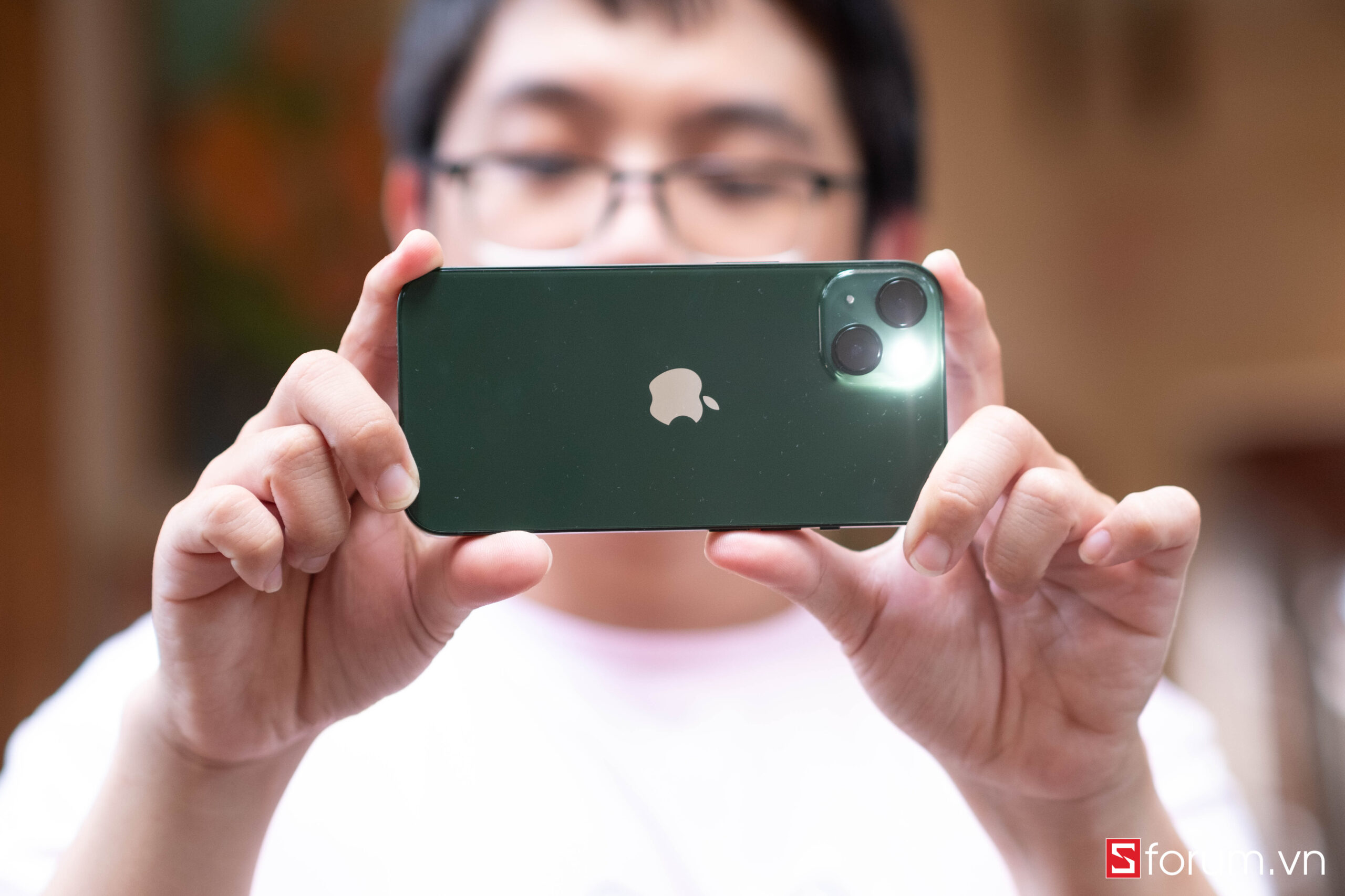 iPhone 13 có hệ thống camera kép ở phía sau