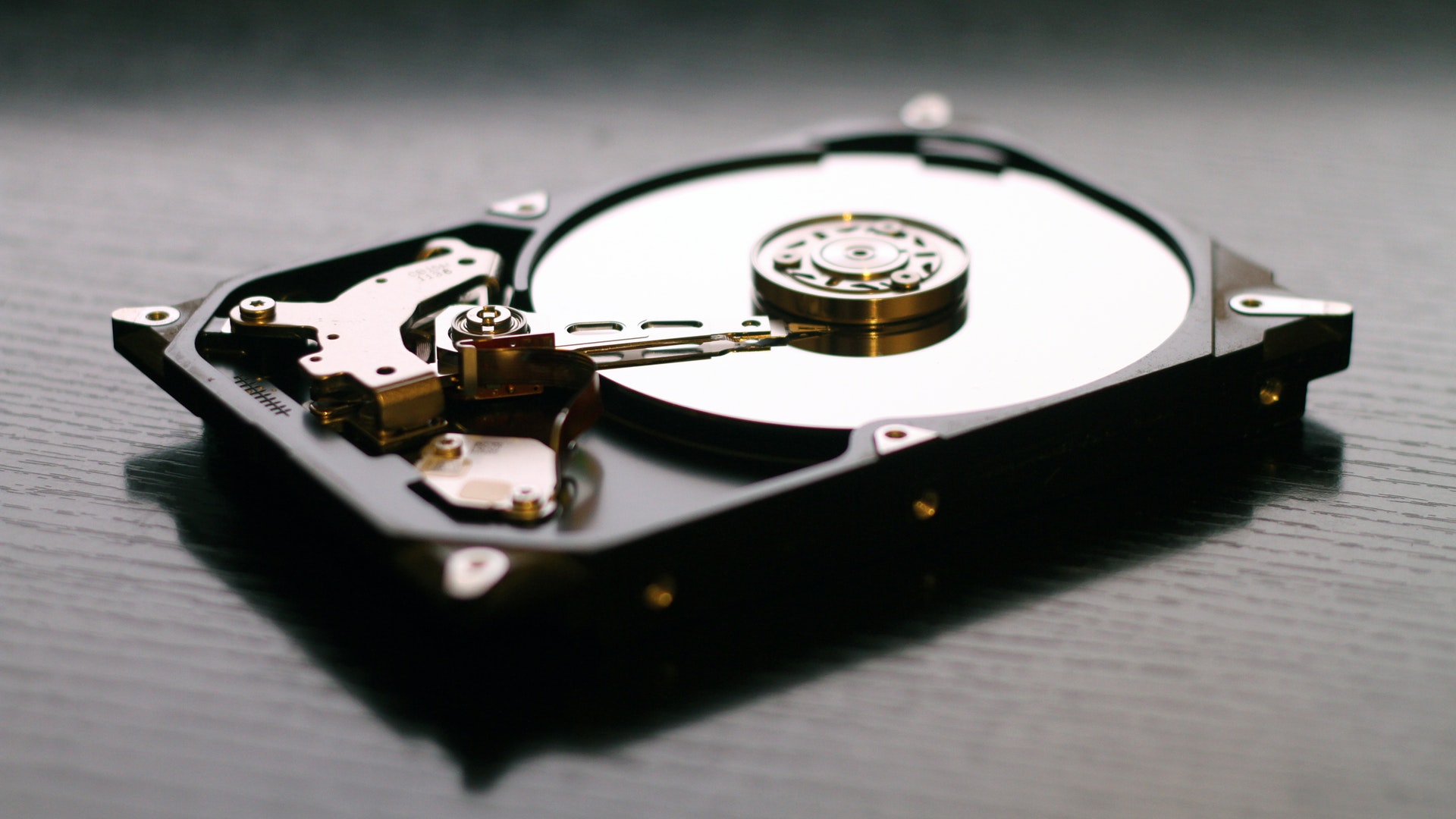 Không nên mua laptop cũ có HDD