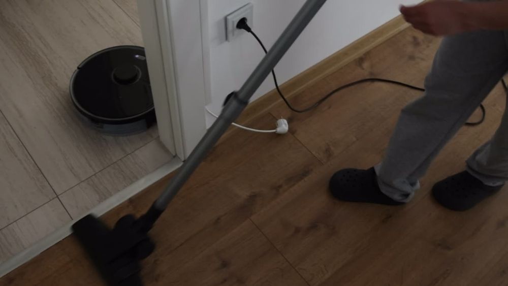 Nên mua máy hút bụi hay robot hút bụi