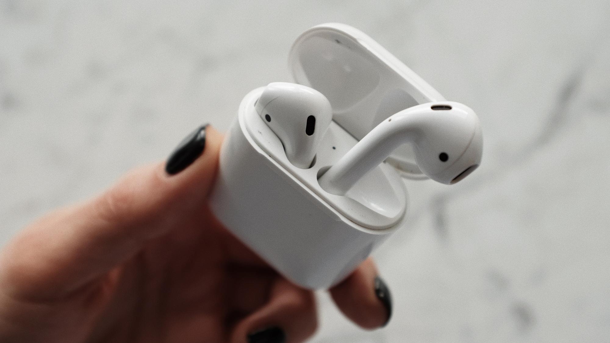 Tại sao nên vệ sinh tai nghe AirPods thường xuyên?