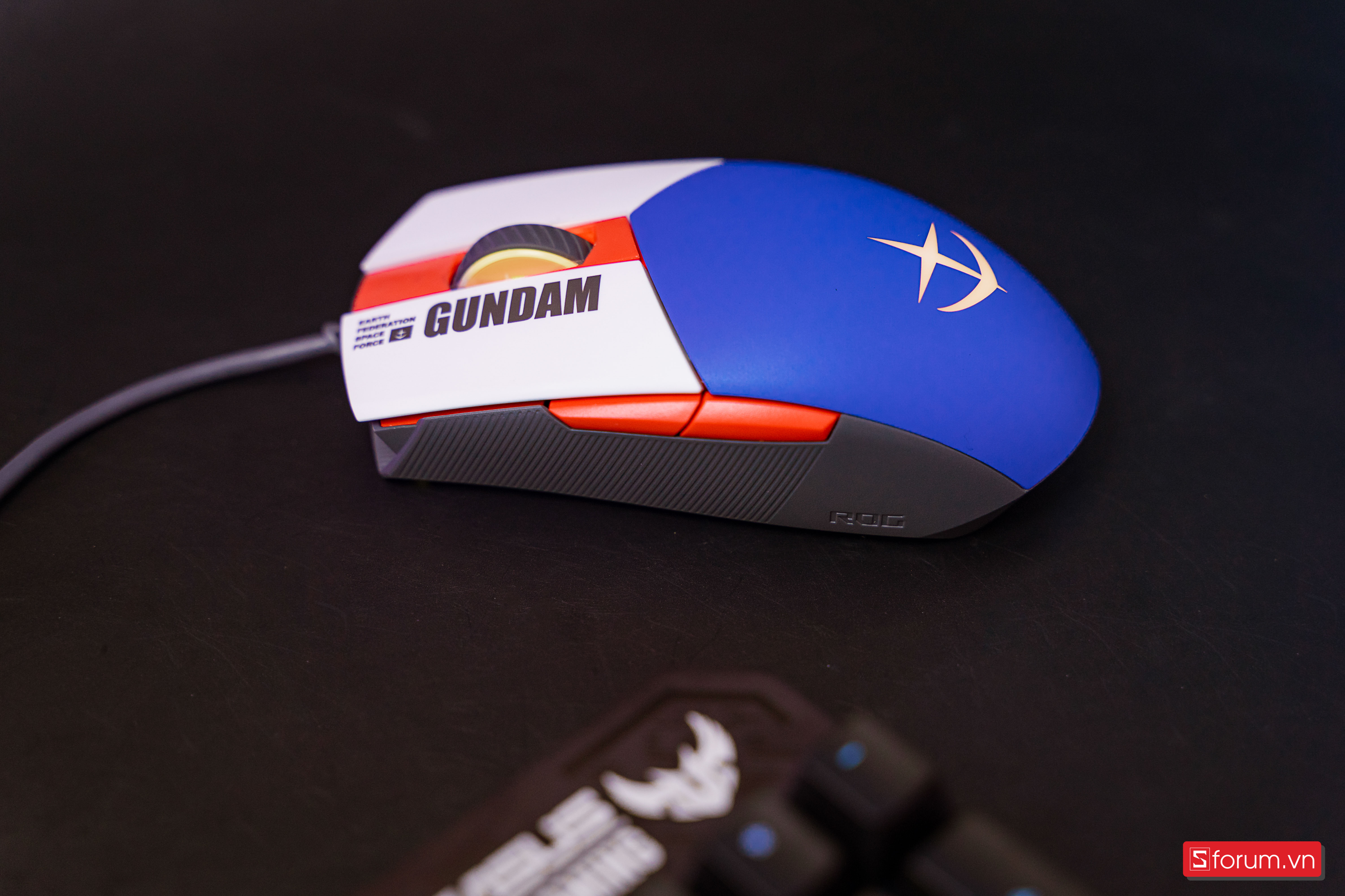 Các nút bấm tương tự như trên ROG Strix Impact II
