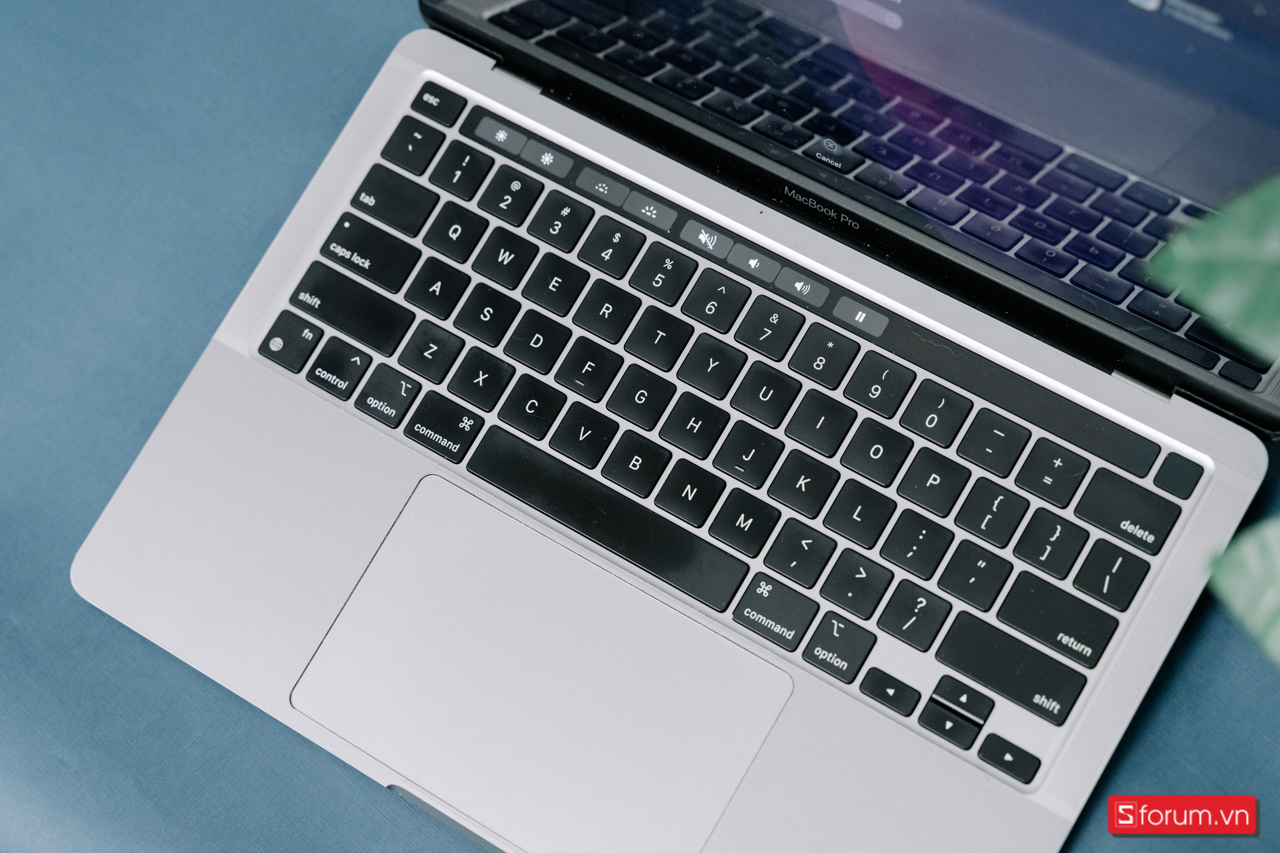 Dán trên chiếc MacBook Pro M1 thân yêu 
