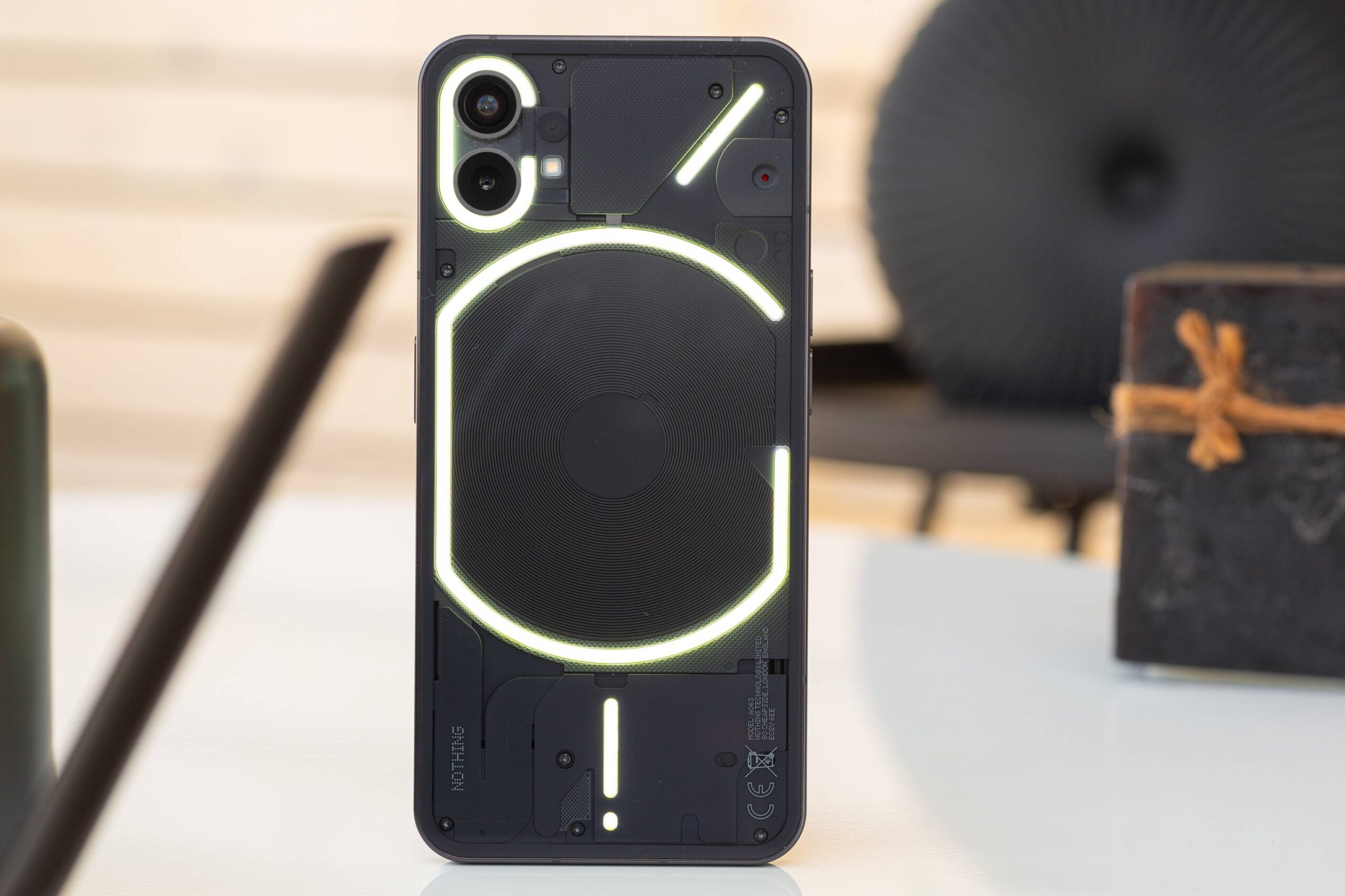 Trên tay Nothing phone (1): Smartphone mới của cựu sáng lập OnePlus có ...