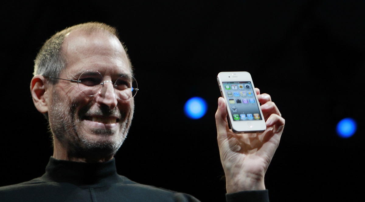 Steve Jobs và chiếc iPhone màn hình Retina đầu tiên