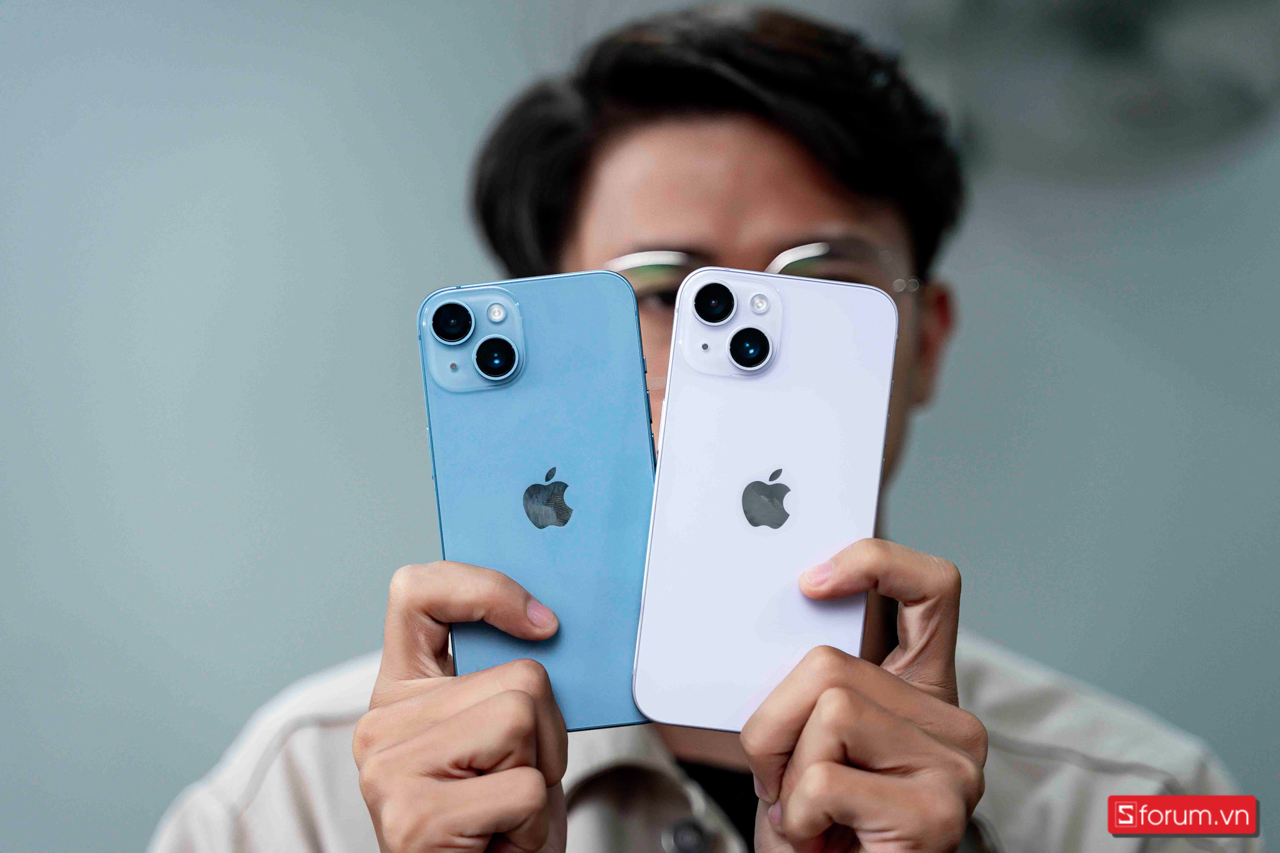 So sánh iPhone 16e và iPhone 14 về thiết kế: iPhone 14 có cụm camera hình vuông ở mặt sau