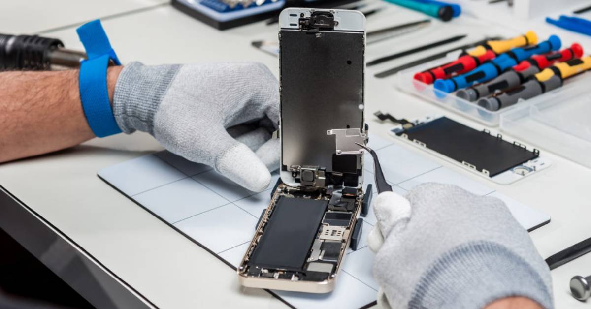 Mang iPhone đến trung tâm sửa chữa uy tín khi bị sọc màn hình