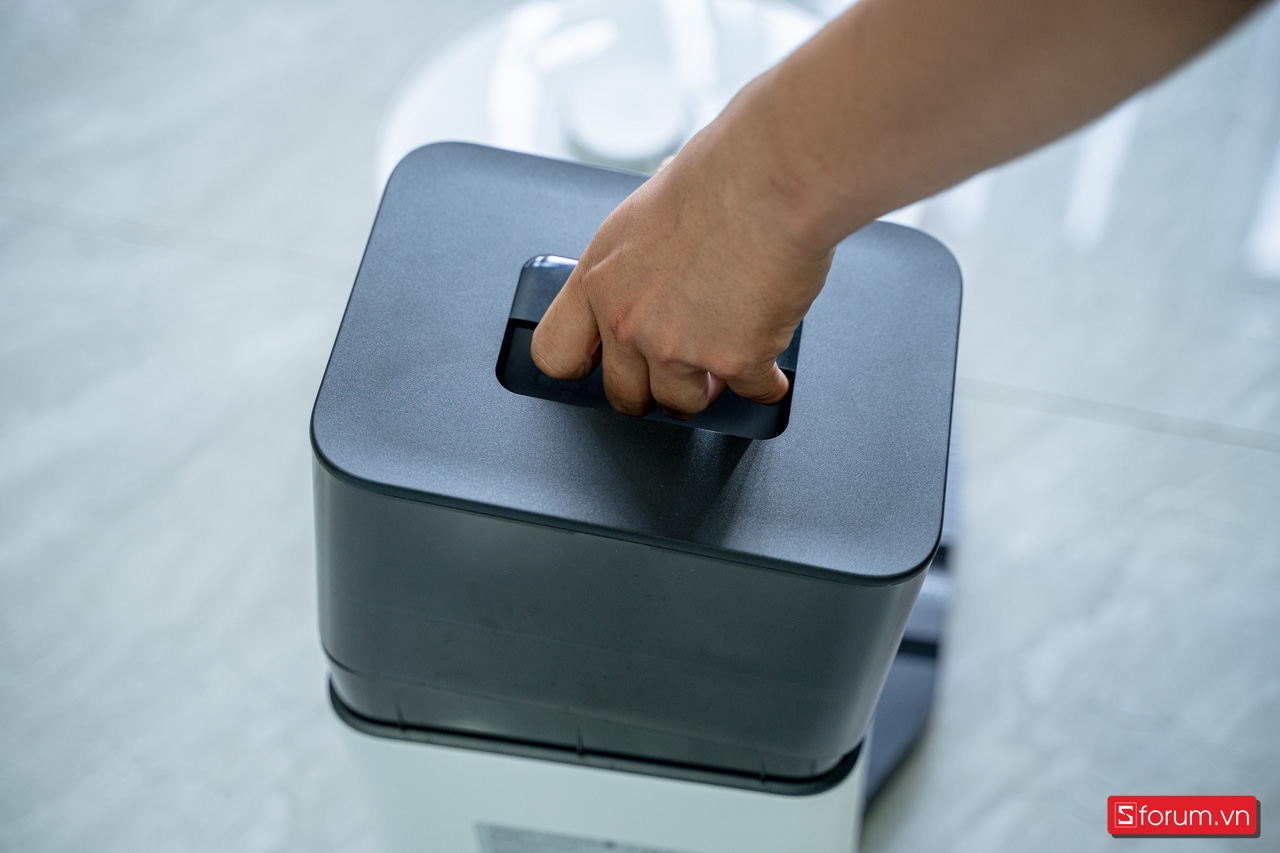 hút rác từ robot đưa vào túi chứa