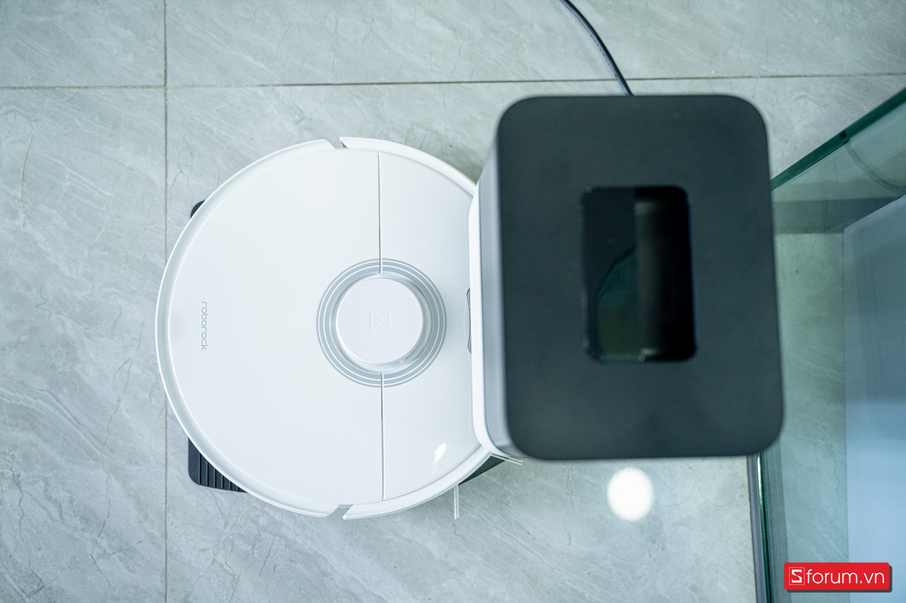 Roborock Q7 Max Plus có hai bộ phận chính bao gồm một trạm sạc và một robot