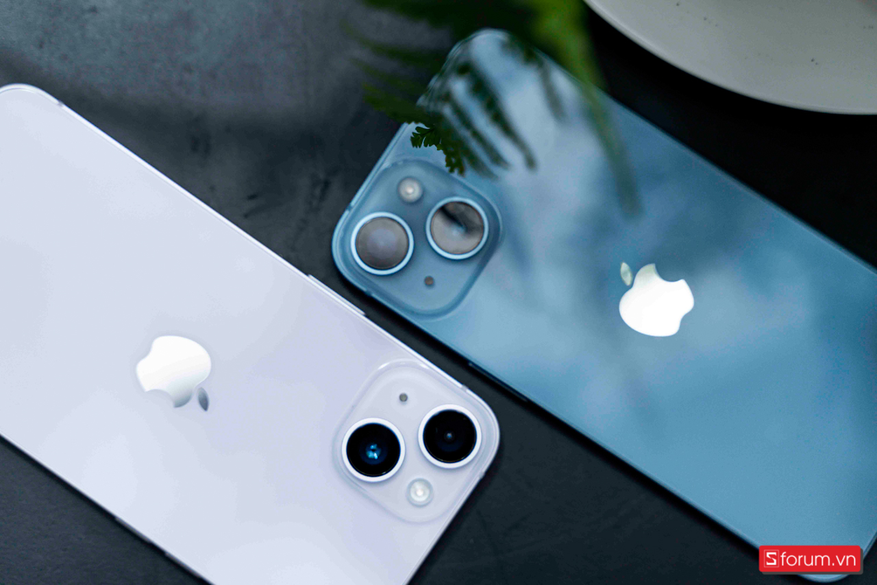 iPhone 14 cụm camera vẫn được giữ nguyên thiết kế với hai camera được đặt chéo