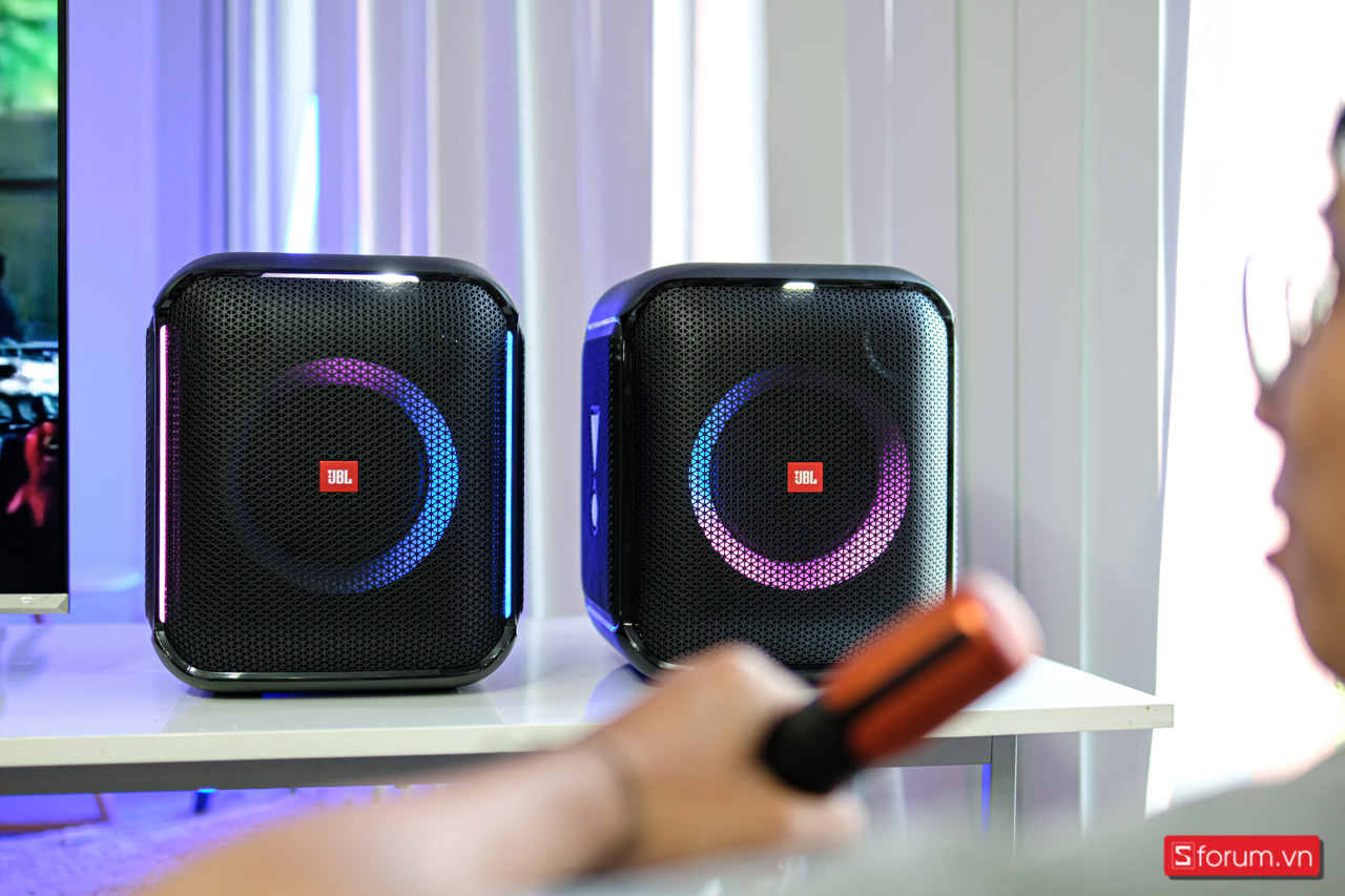 Mặt trước loa là hệ thống âm thanh logo JBL của hãng