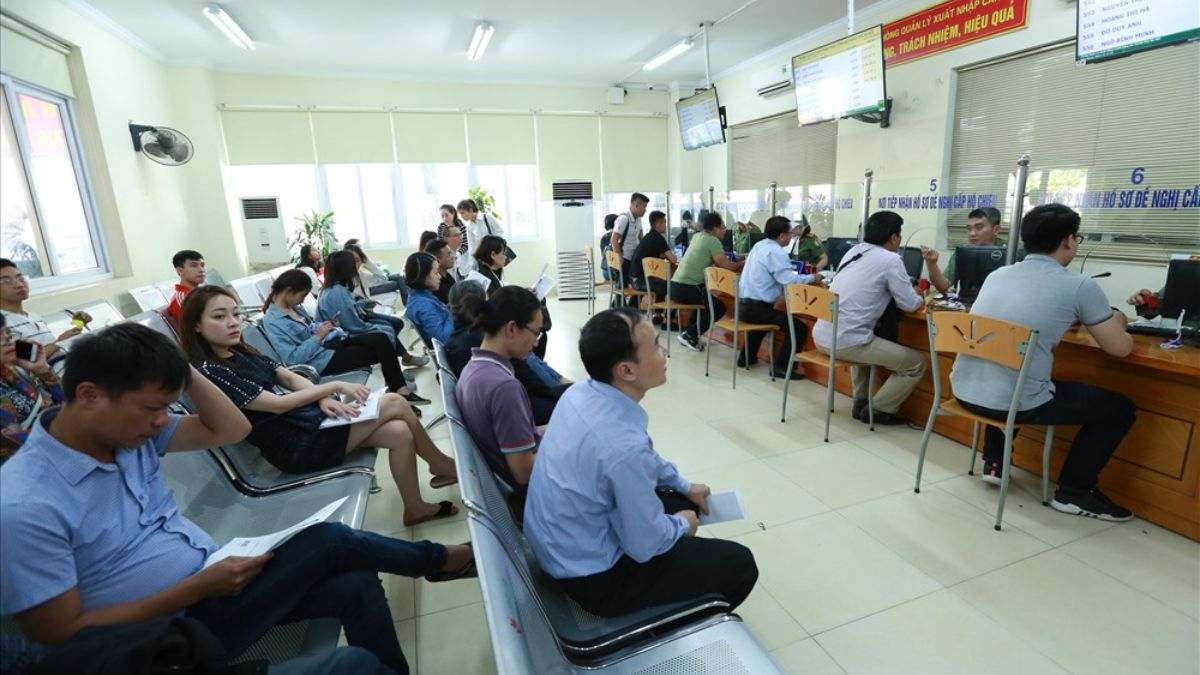 Nếu có thẻ Căn cước công dân thì làm hộ chiếu tại cơ quan Quản lý xuất nhập cảnh Công an cấp tỉnh nơi thuận lợi nhấ