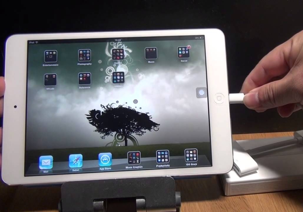 Kết nối iPad với máy chiếu bằng cáp - Bước 2 