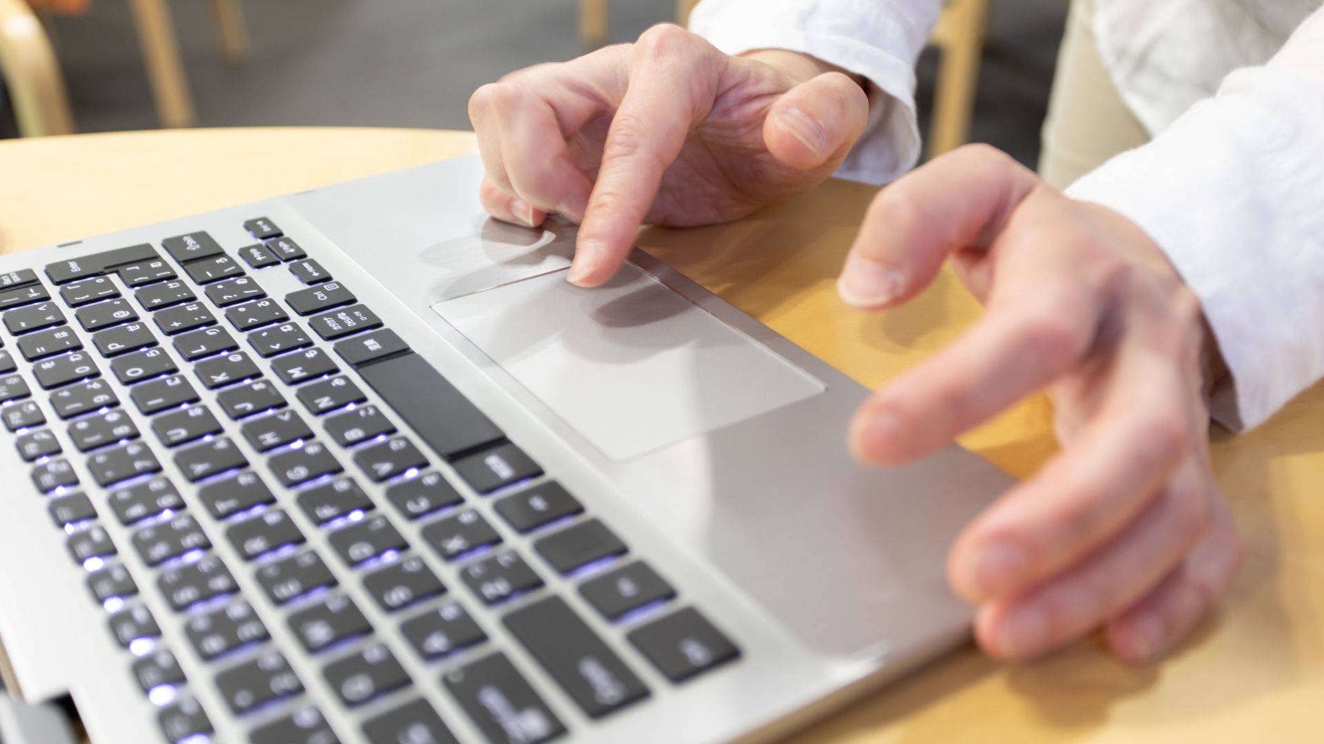 Touchpad bị đơ là do đâu?